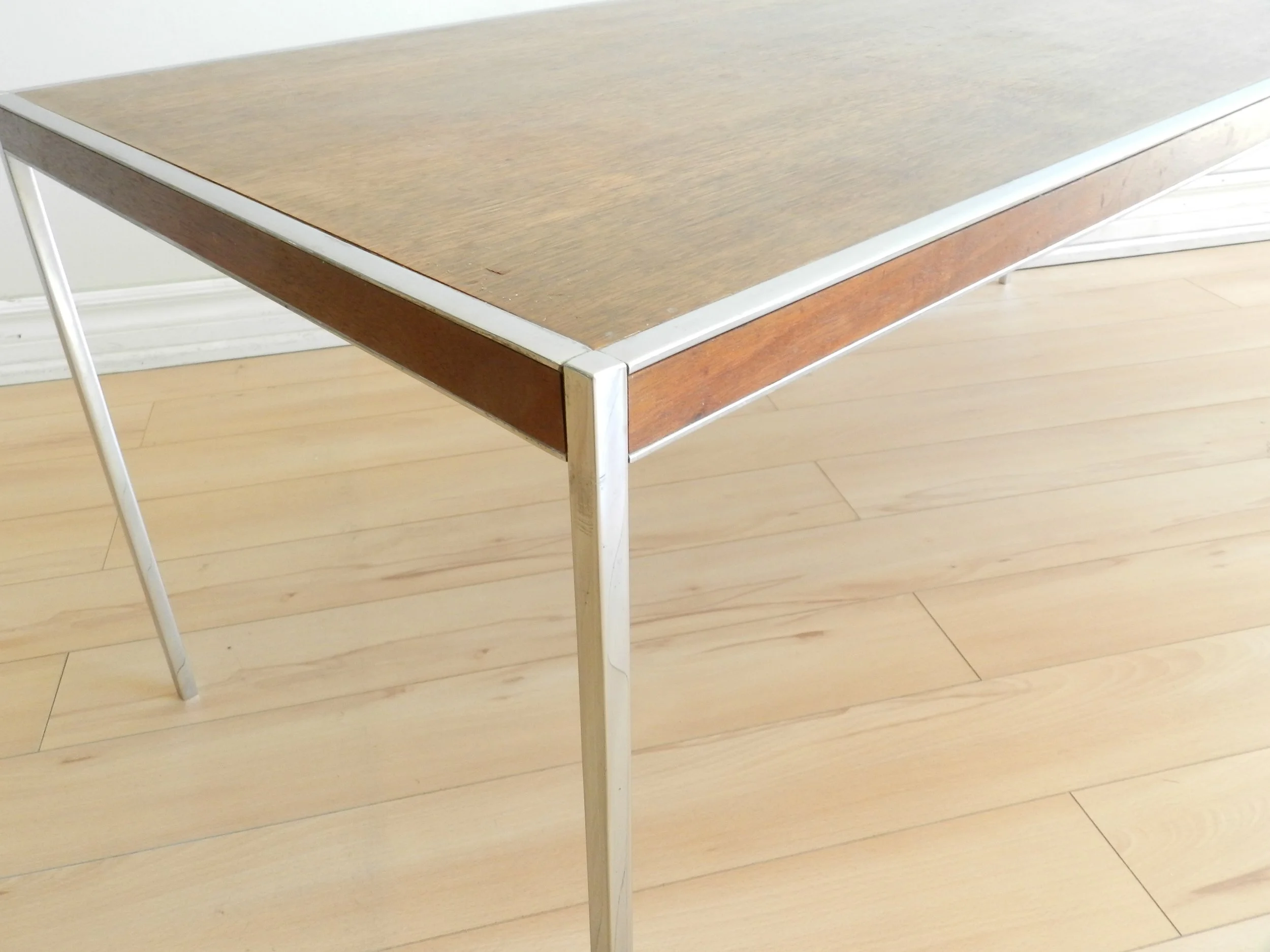 High quality mid century modern coffee table in chromed steel with walnut top. In the style of Paul McCobb.  Canada, 1960s.