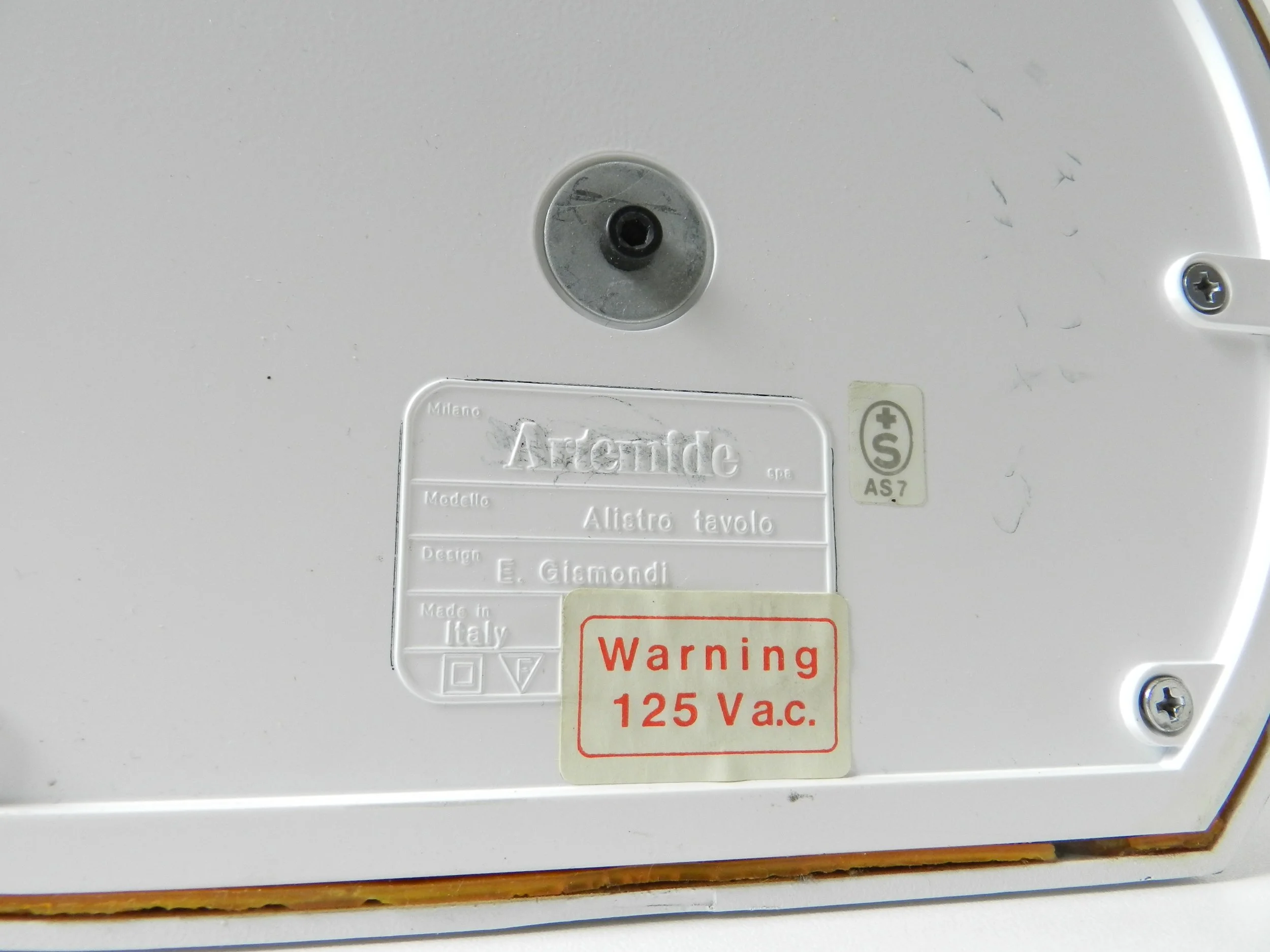 Post modern “Alistro Tavolo” desk lamp designed by Ernesto Gismonde for Artemide.  Italy, 1983.