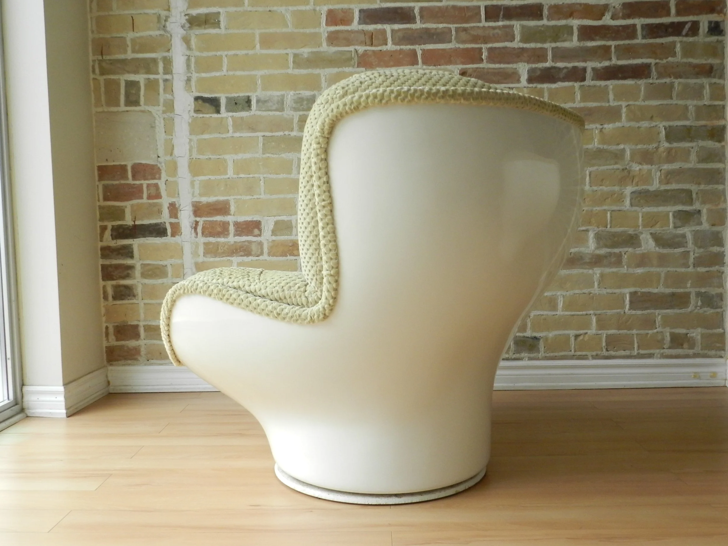 Karate swivel lounge chairs in fiberglass designed by Michel Cadestin. Made by Arconas under license from Airborne.  Designed in France, made in Canada, 1970s.