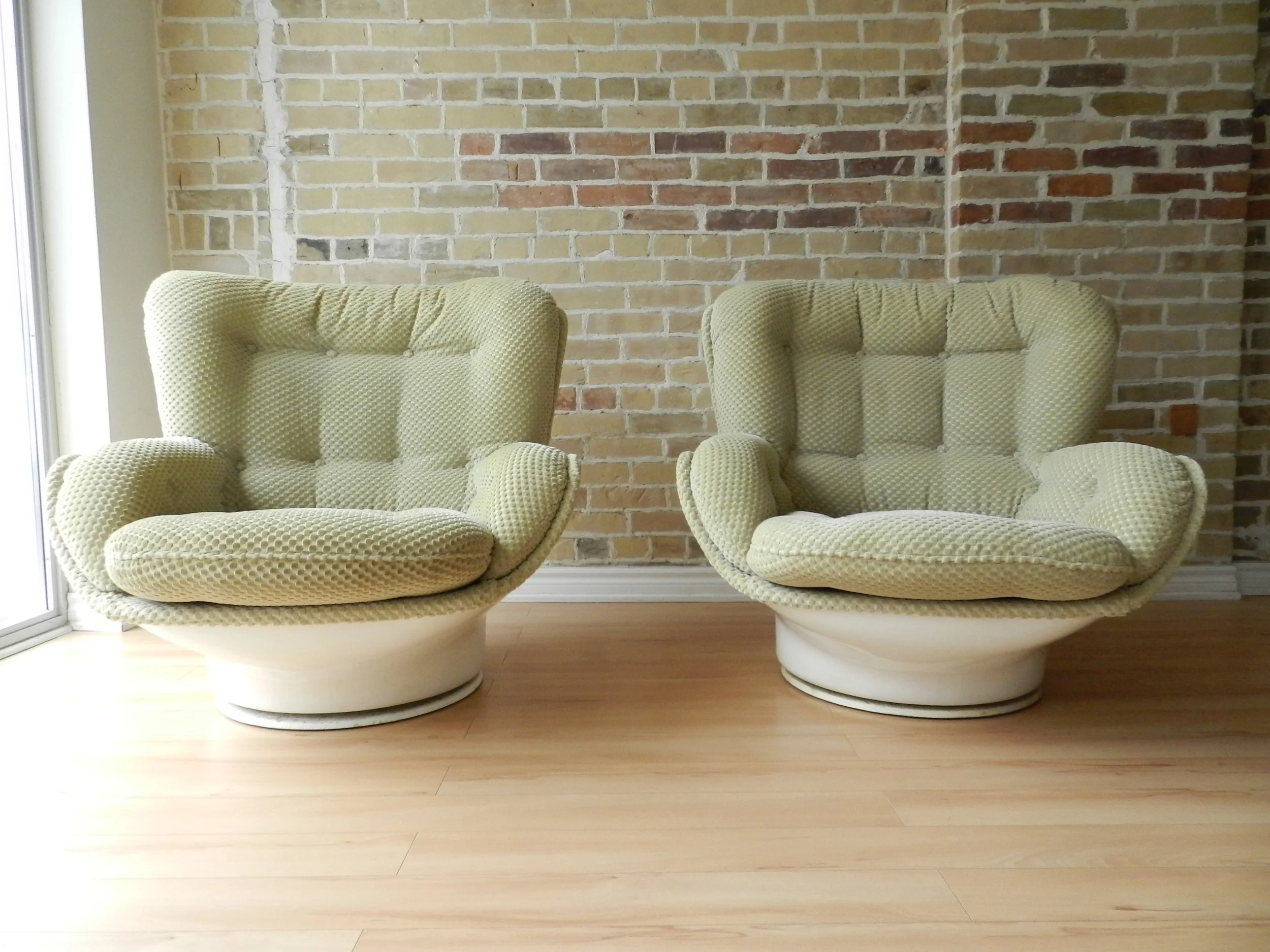 Karate swivel lounge chairs in fiberglass designed by Michel Cadestin. Made by Arconas under license from Airborne.  Designed in France, made in Canada, 1970s.