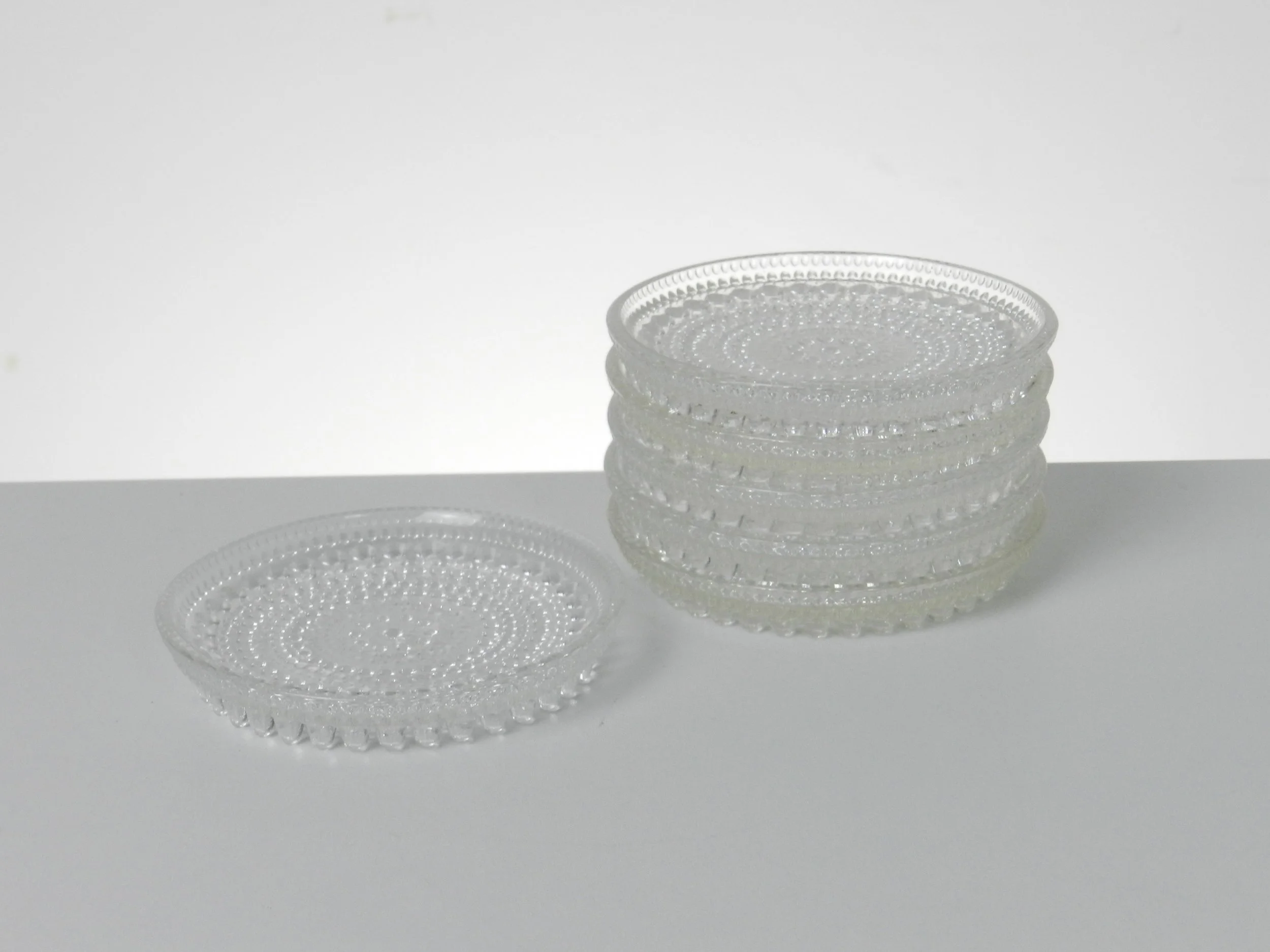 Set of 6 Kastehlmi glass coasters designed by Oiva Toikka for Nuutajarvi/Arabia.  Finland, 1960s.