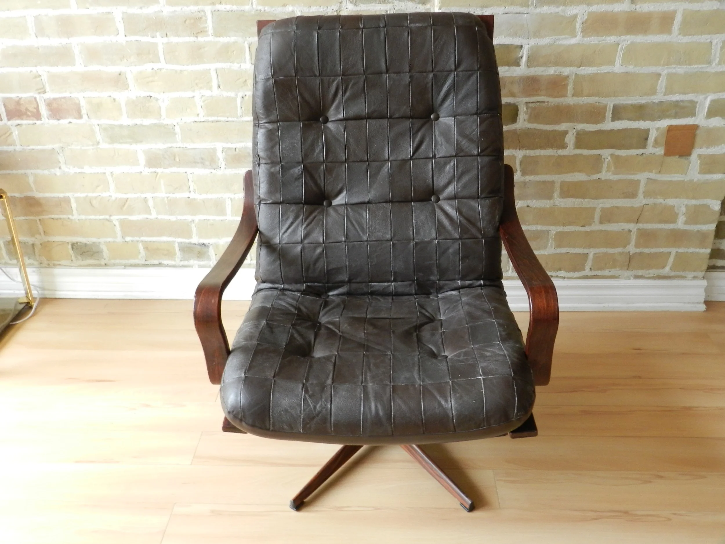 Pair of swivel lounge chair attributed to Westnofa. Bent plywood with leather upholstery on steel bases.  Norway, 1970s.