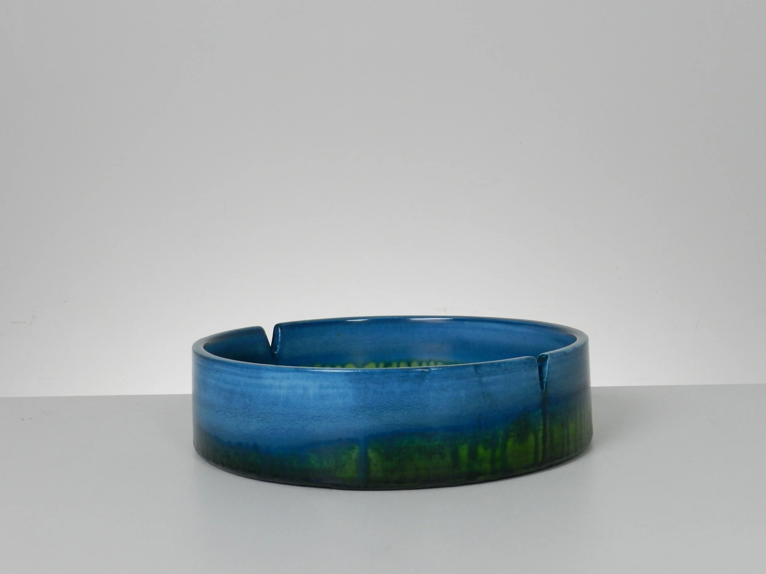 Large ceramic ashtray designed by Marcello Fantoni.  Italy, 1950s.