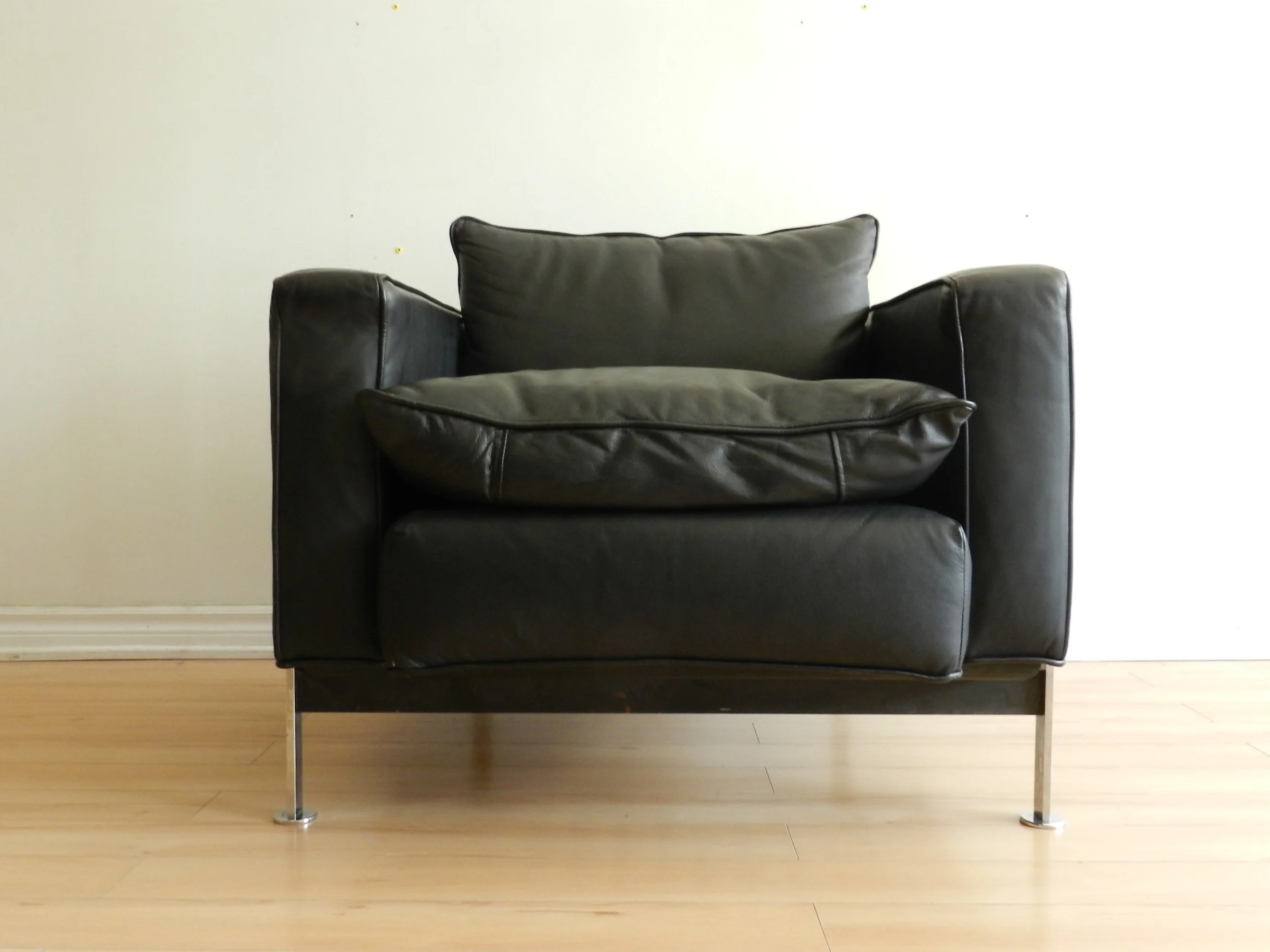 Model RH 302 lounge chair designed by Robert Haussmann for De Sede. Leather upholstery and chrome plated steel frame.  Switzerland, 1970s.