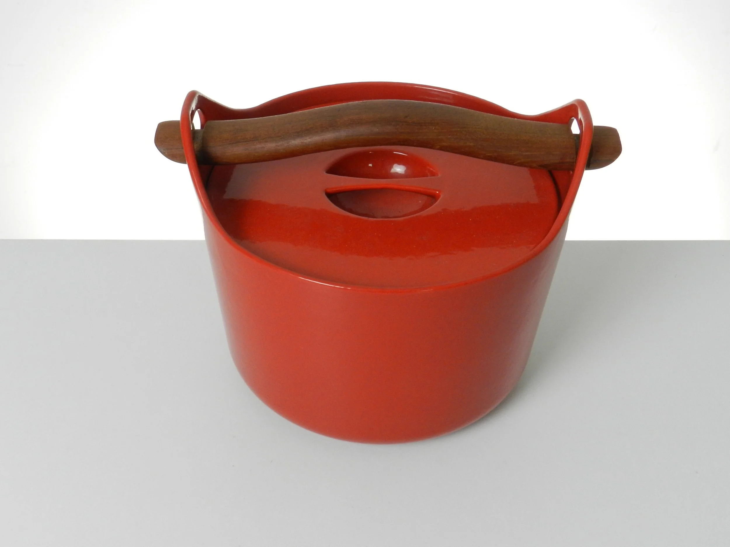 Enameled cast iron pot with lid and removable teak handle designed by Timo Sarpenava for Rosenlew. Oven or stovetop.  Finland, 1960s.