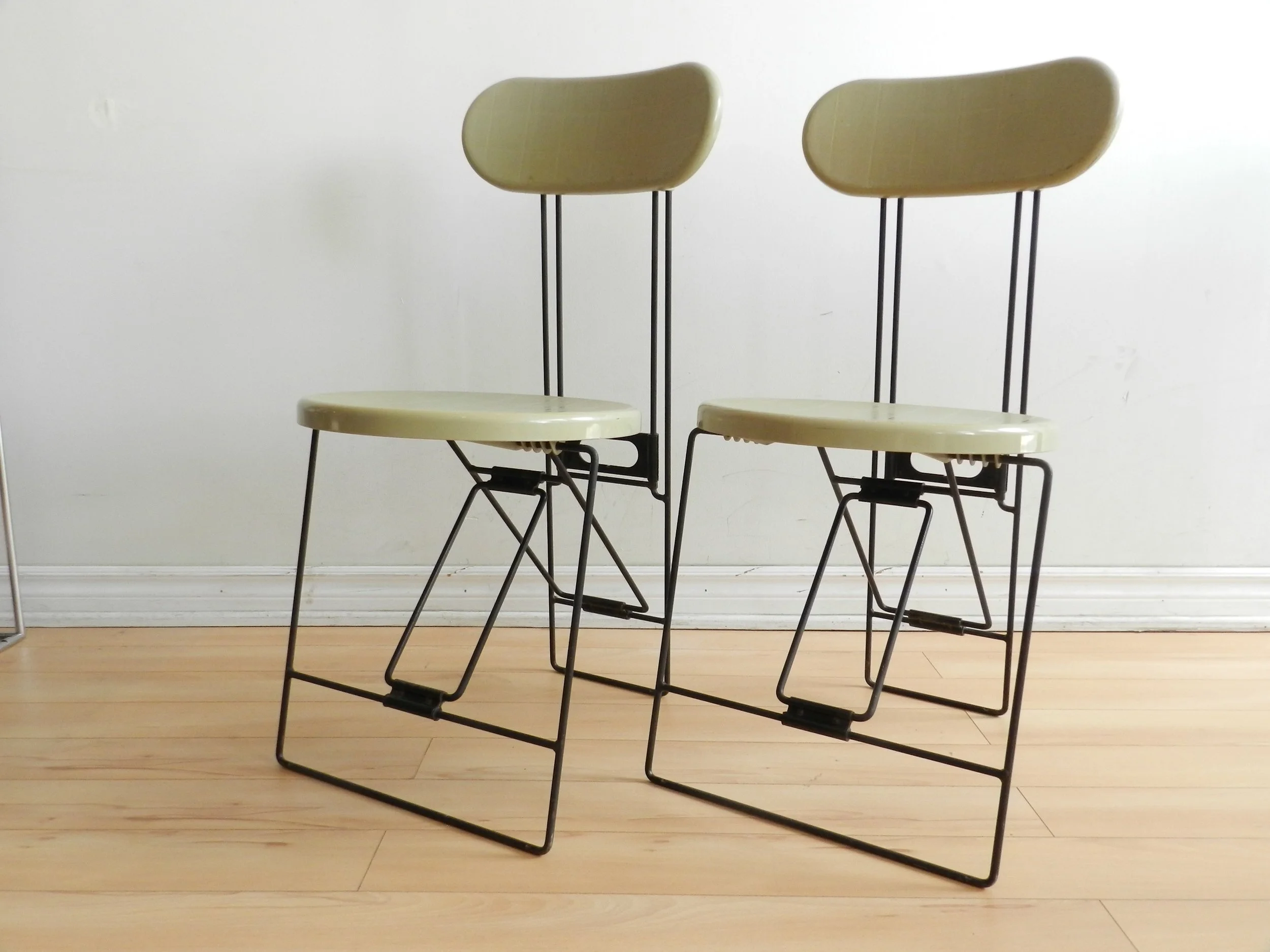 Pair of folding “Cricket” chairs designed by Andries Van Once and Kazuma Yamaguchi for Magis. In plastic and steel.  Italy, 1980s.