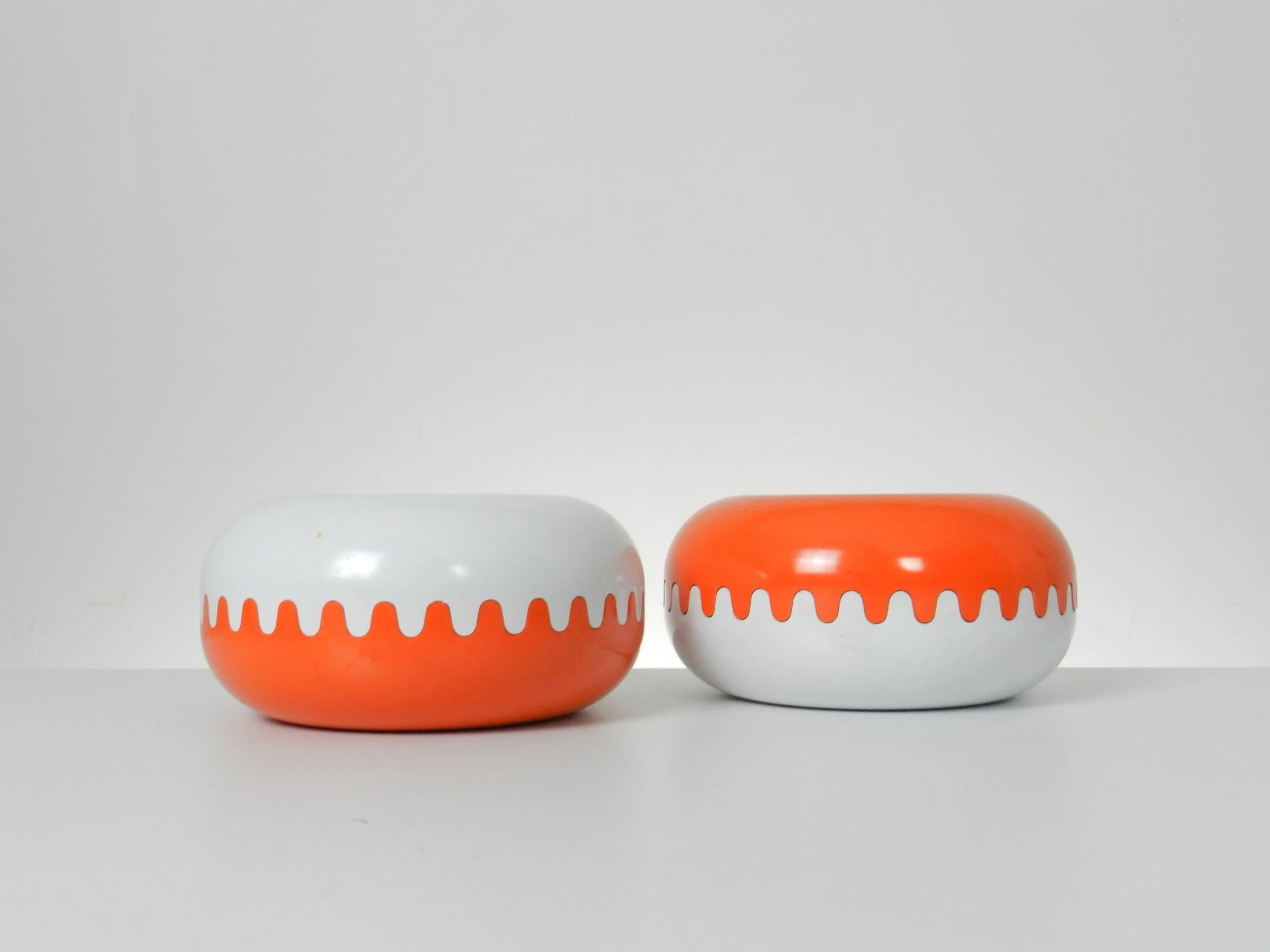 Vintage melamine ‘Clam’ containers/ashtrays designed by Alan Fletcher for Pentagram.  Italy, 1972