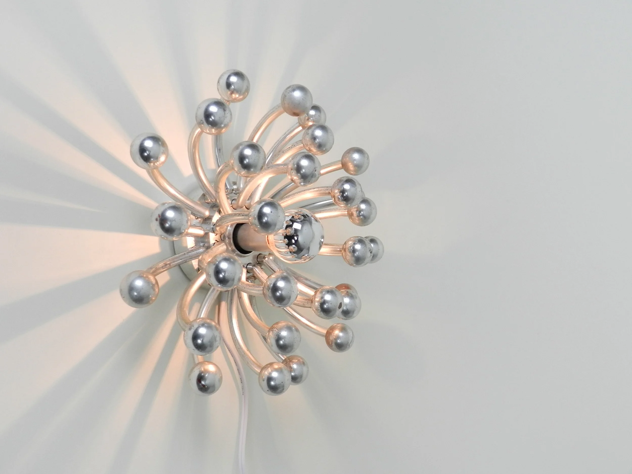 Vintage Pistillino wall lamp designed by Studio Tetrarch for Valenti.  Italy, 1960s.