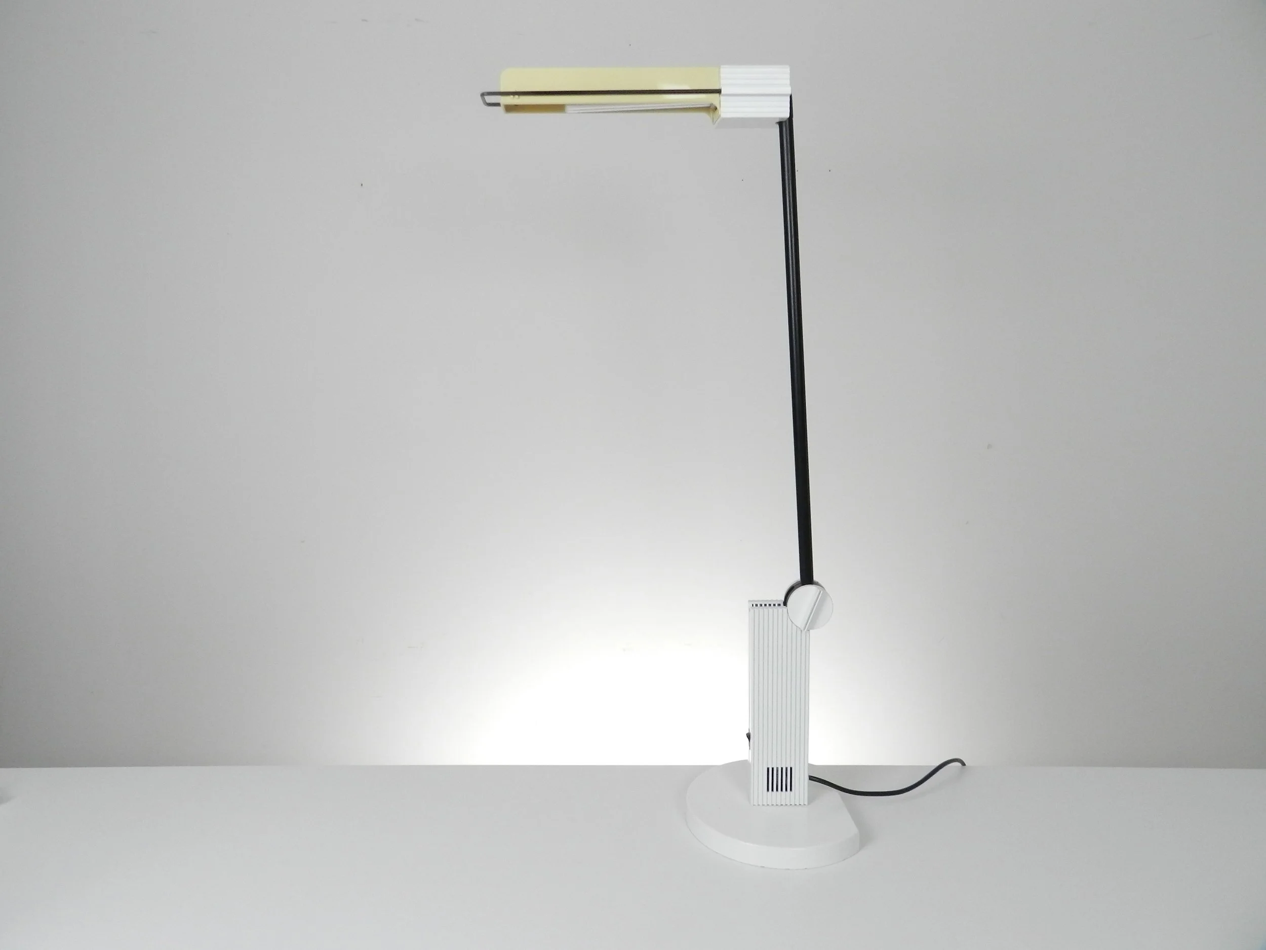 Post modern “Alistro Tavolo” desk lamp designed by Ernesto Gismonde for Artemide.  Italy, 1983.