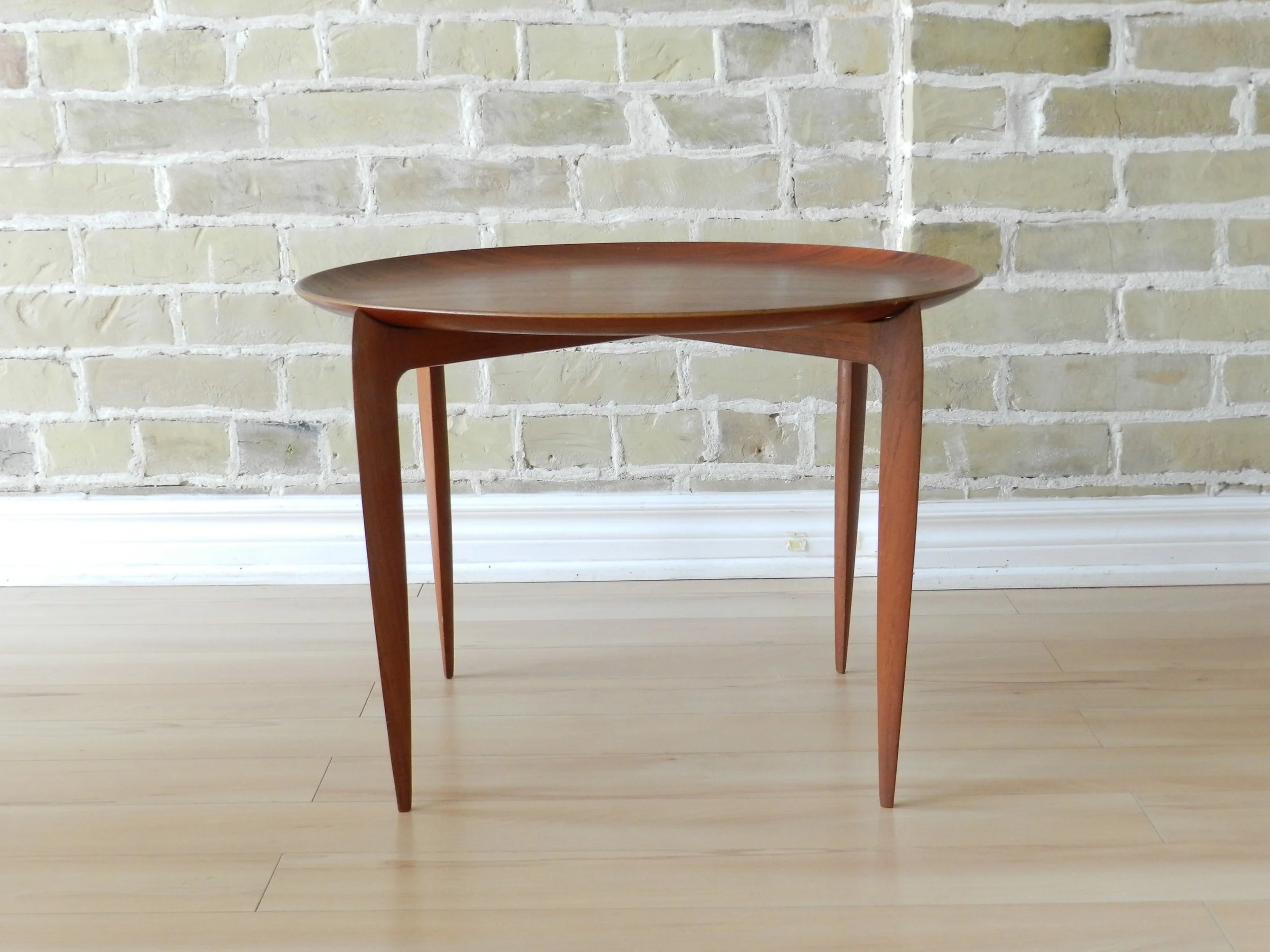 Vintage teak folding tray table with molded plywood top. Designed by H. Engholm and Svend Aage Willumsen for Fritz Hansen.  Denmark, 1960s.