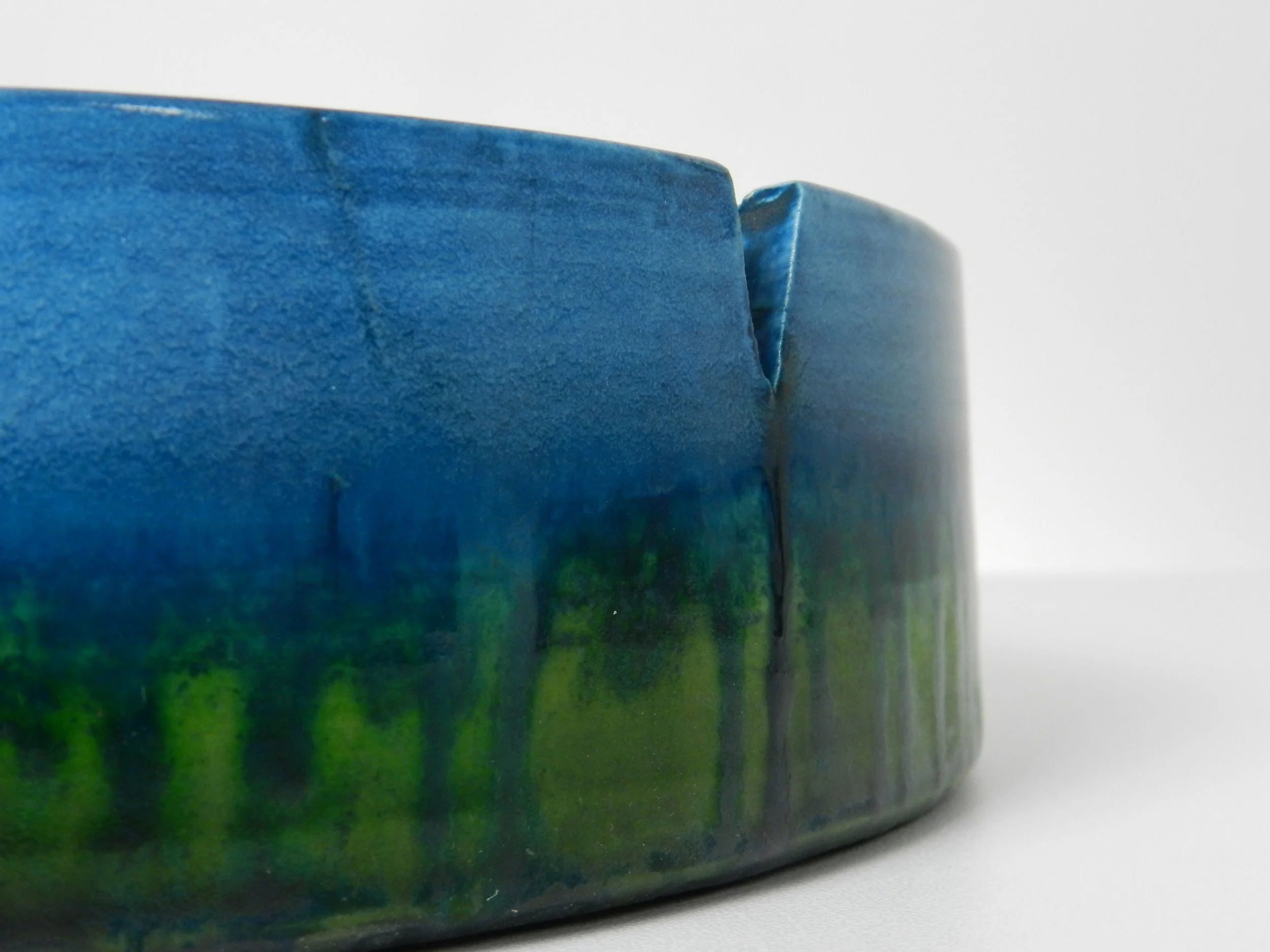 Large ceramic ashtray designed by Marcello Fantoni.  Italy, 1950s.