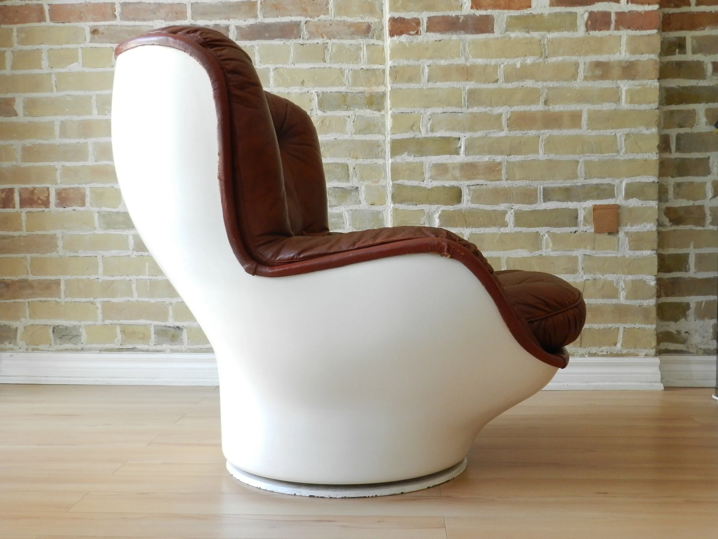 Karate swivel lounge chair in fiberglass designed by Michel Cadestin for Airborne.  France, 1970s.