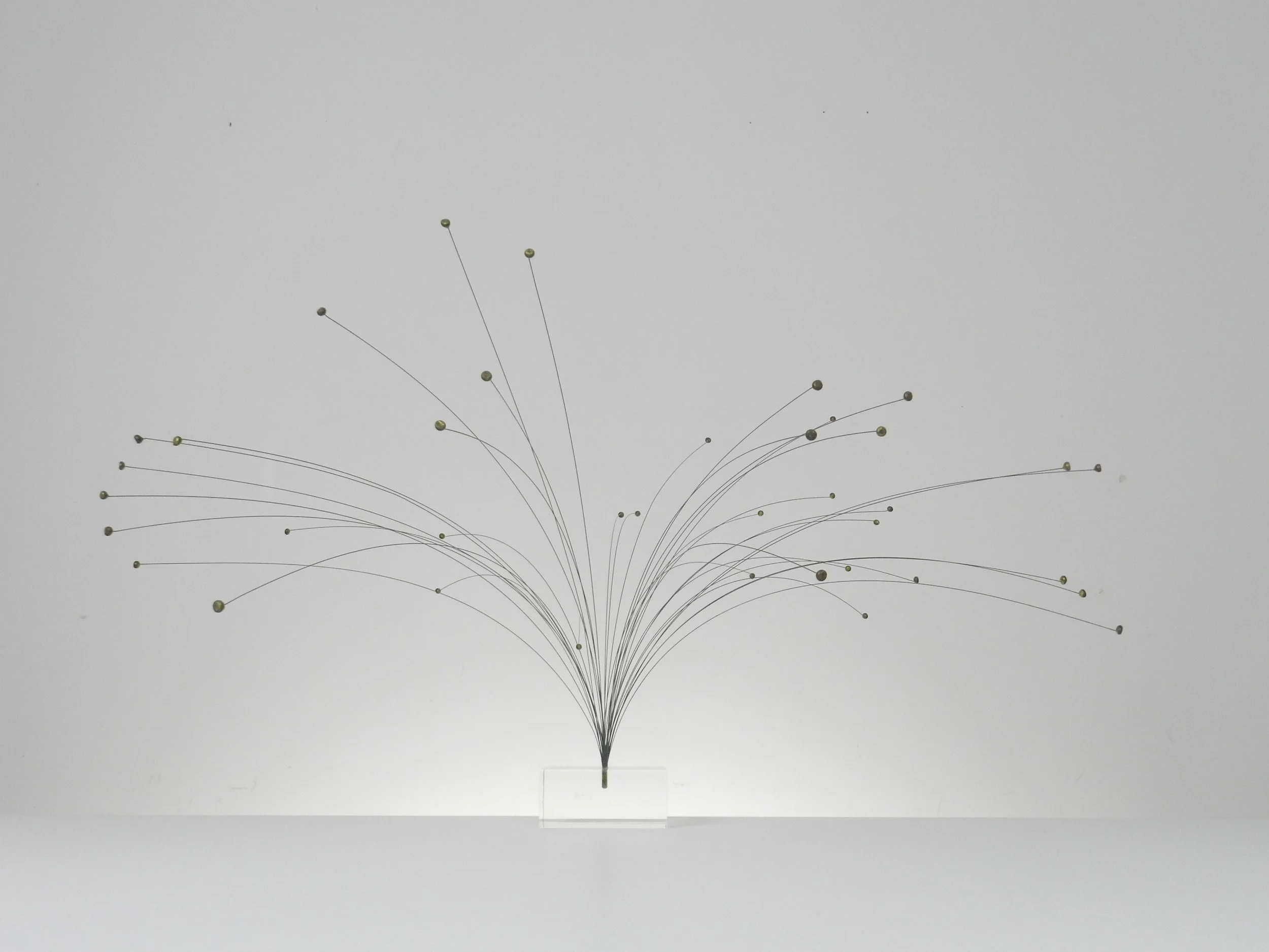 Kinetic spray sculpture in wire on lucite base.  circa 1970s.