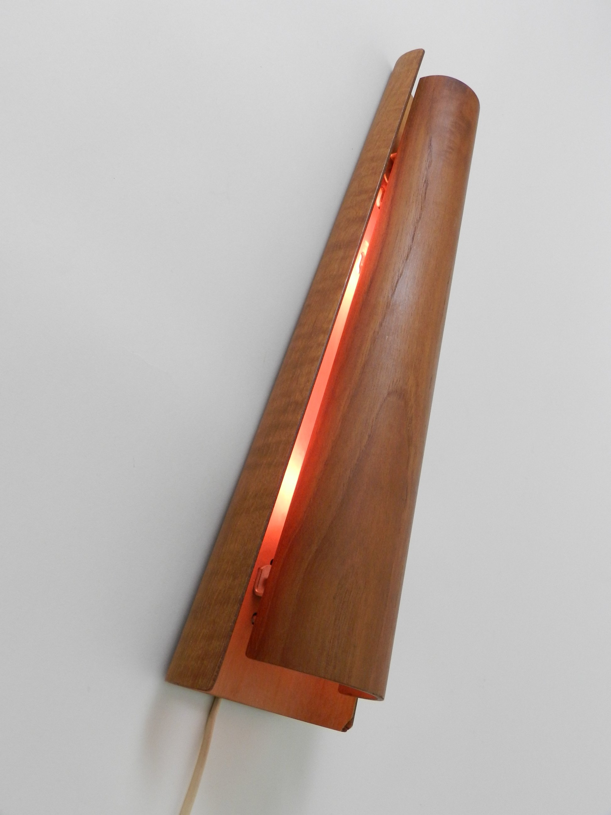 Mid century wall lamp designed by Henning Wind Hansen for Voss. Molded plywood with teak veneer.  Denmark, 1960s.