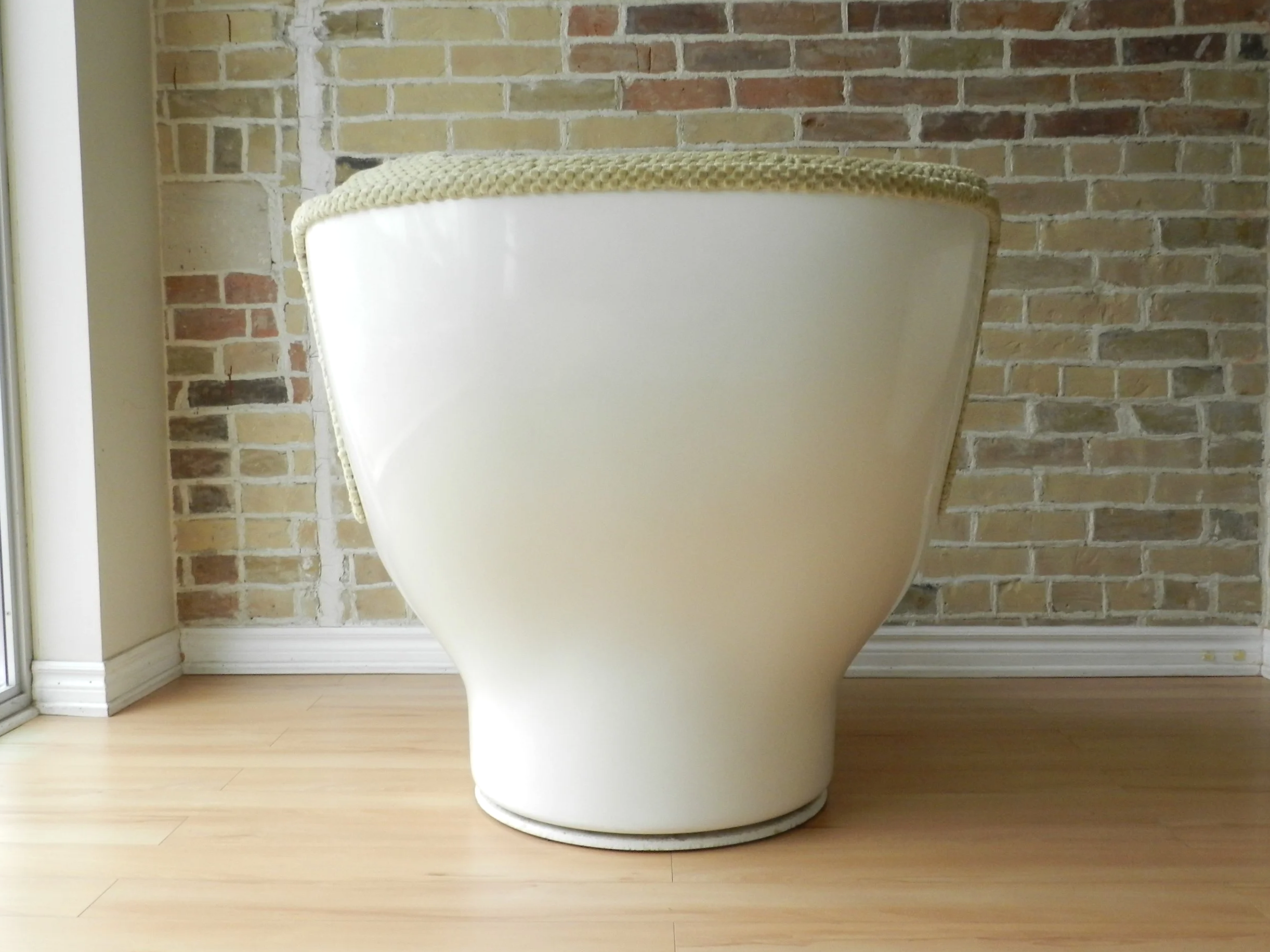 Karate swivel lounge chairs in fiberglass designed by Michel Cadestin. Made by Arconas under license from Airborne.  Designed in France, made in Canada, 1970s.