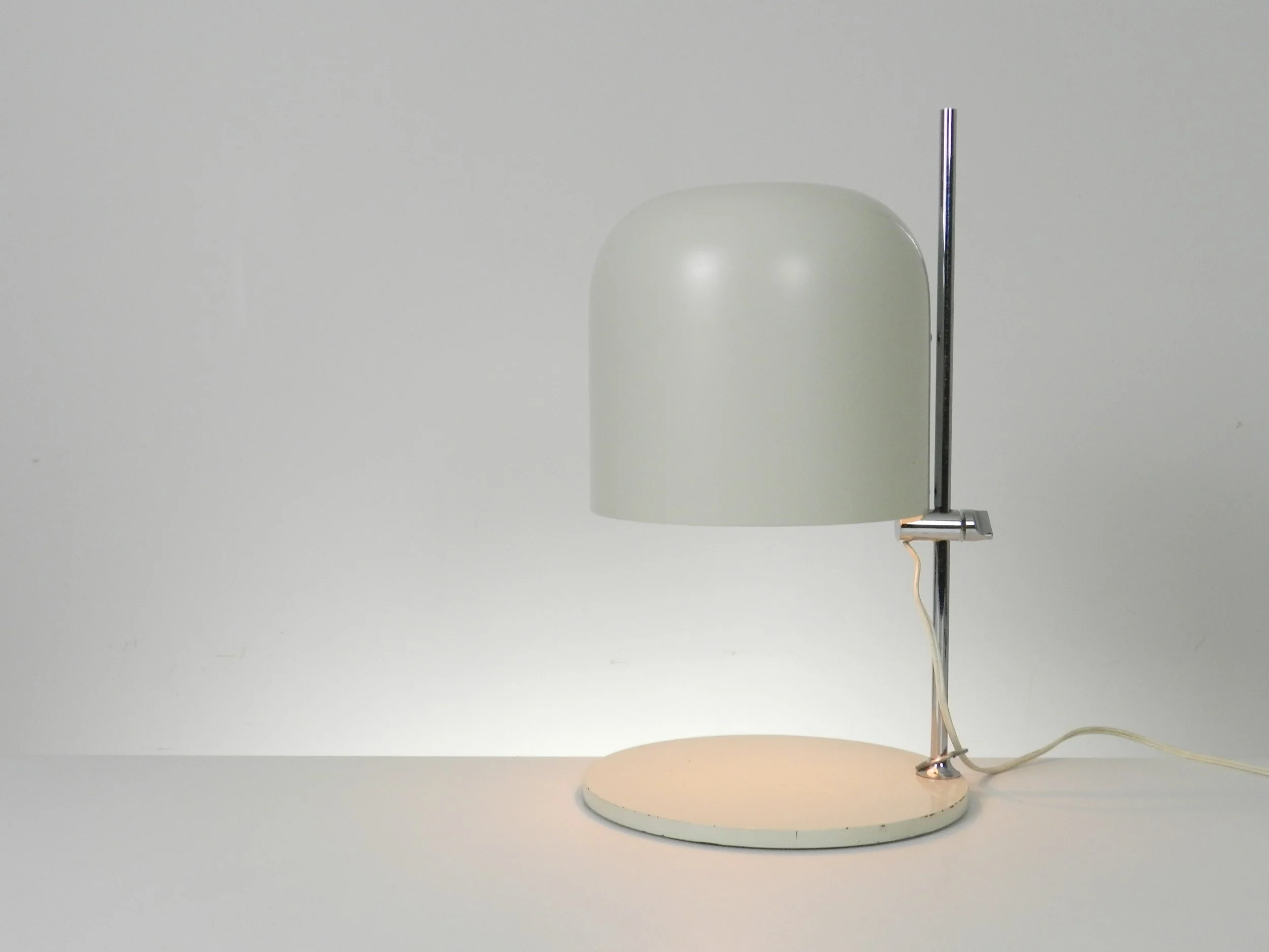 Adjustable ‘Cromado’ table lamp designed by Andre Ricard for Metalarte. Chromed steel and lacquered metal.  Spain, 1960s.