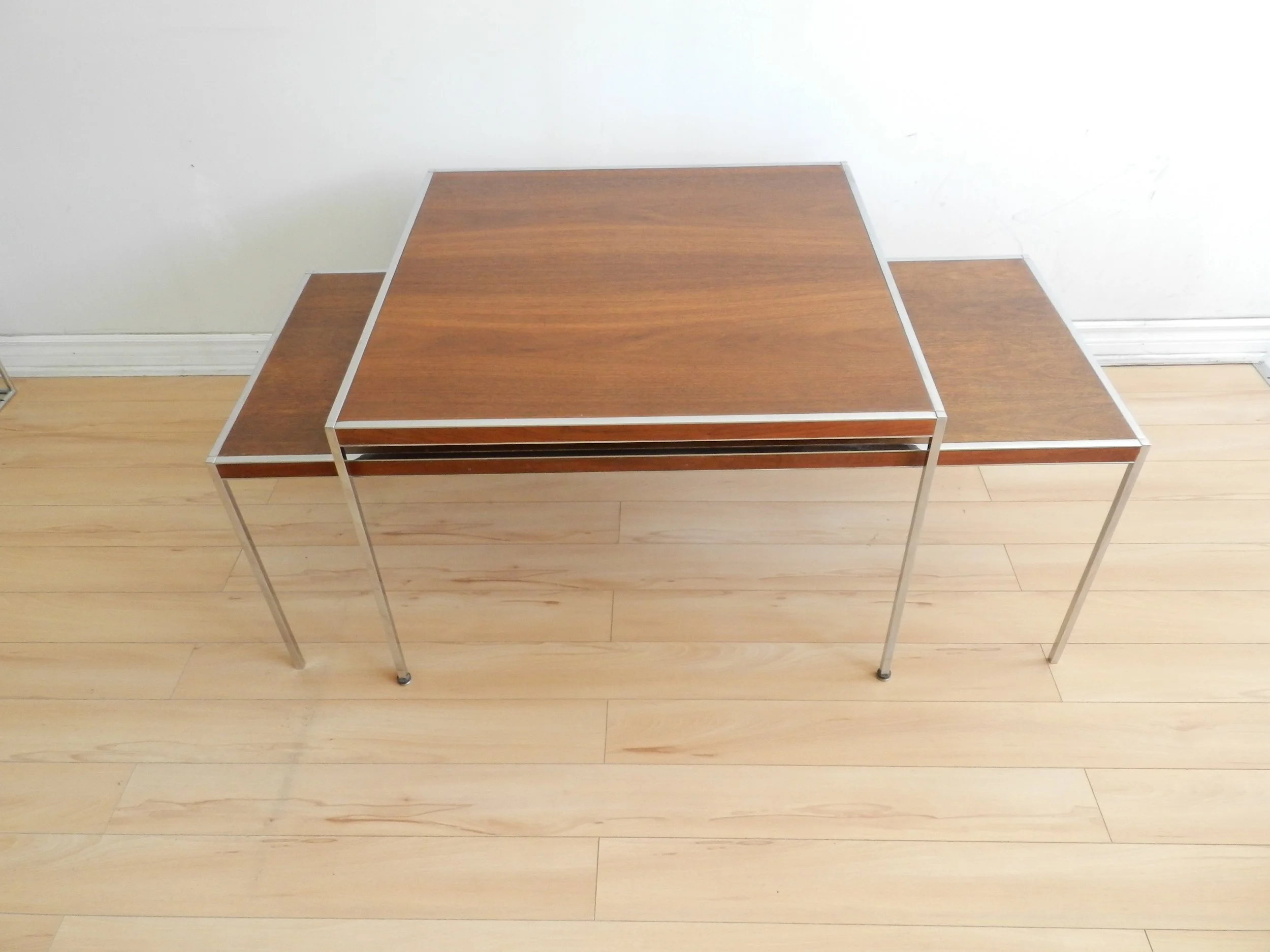 High quality mid century modern side table in chromed steel with walnut top. In the style of Paul McCobb.  Canada, 1960s.