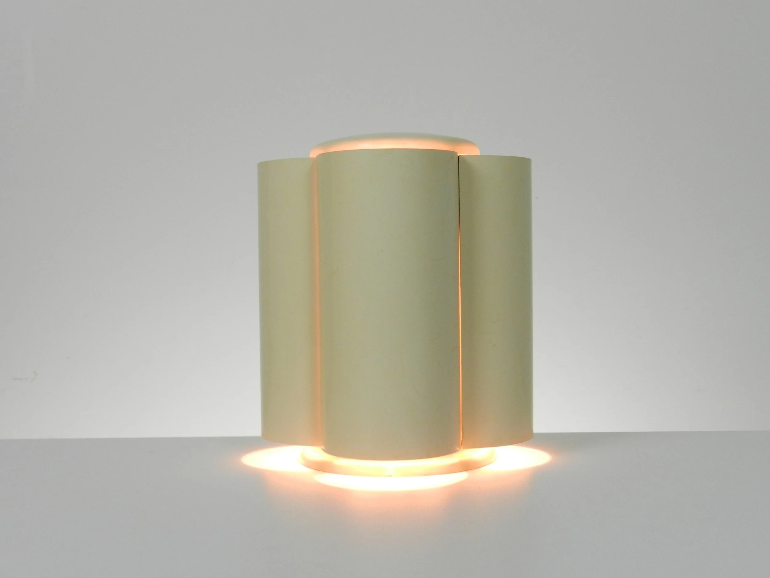 Plastic lamp with curved louvres designed by Studio D. A. for Lamperti.  Italy, 1970s.