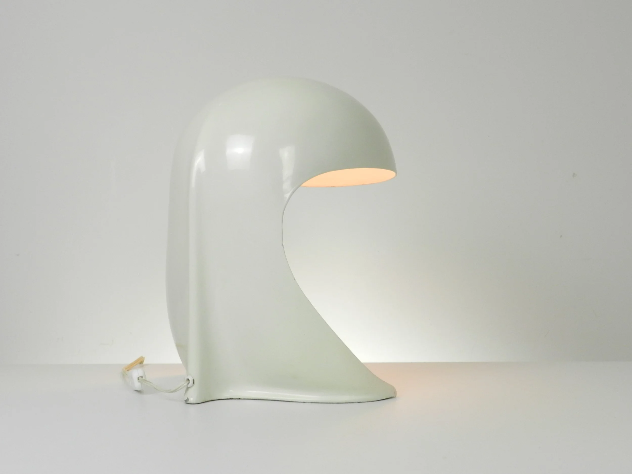Dania table lamp designed by Dario Tognon for Artemide. White enameled cast metal.  Italy, 1960s.