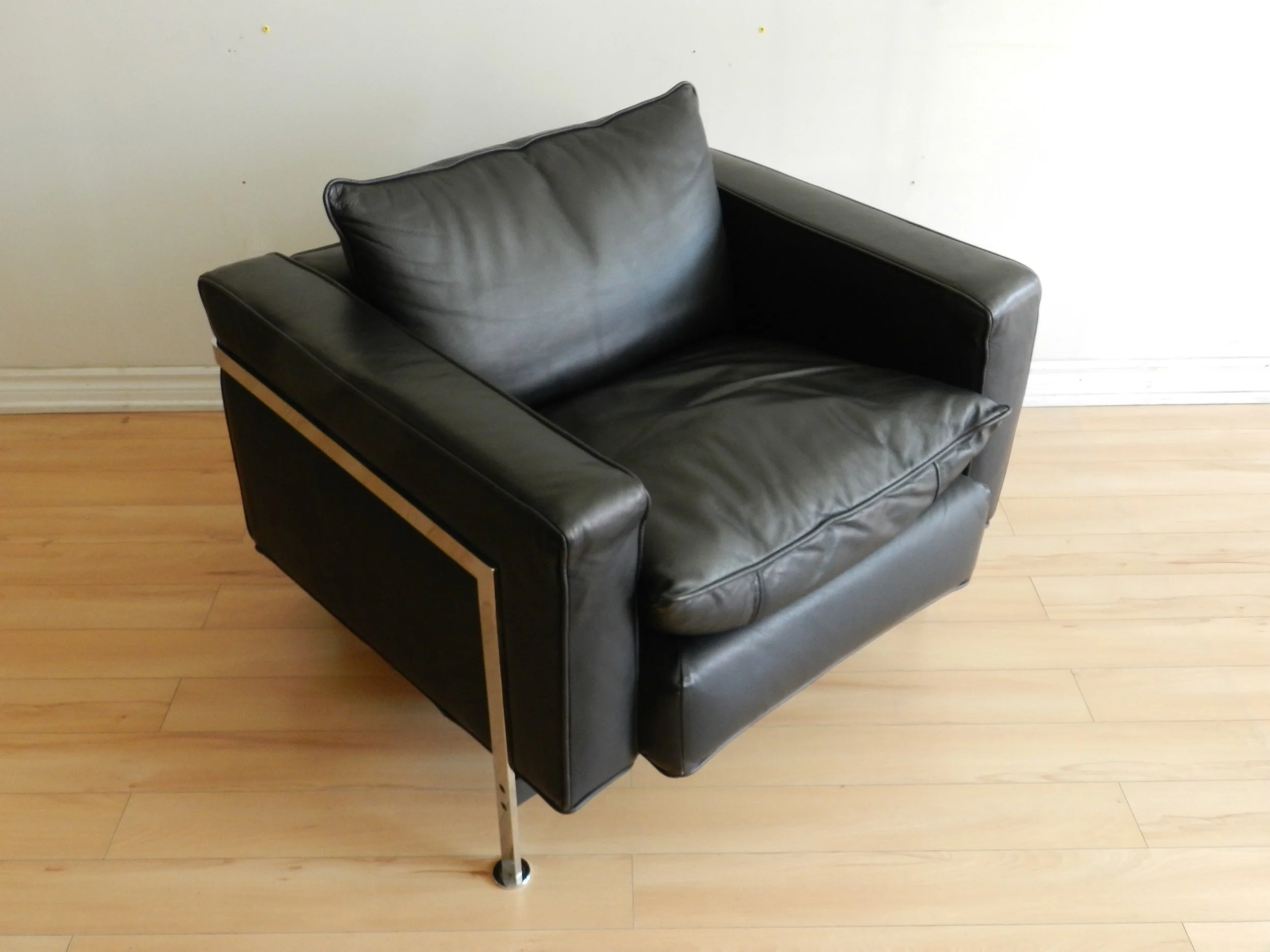 Model RH 302 lounge chair designed by Robert Haussmann for De Sede. Leather upholstery and chrome plated steel frame.  Switzerland, 1970s.