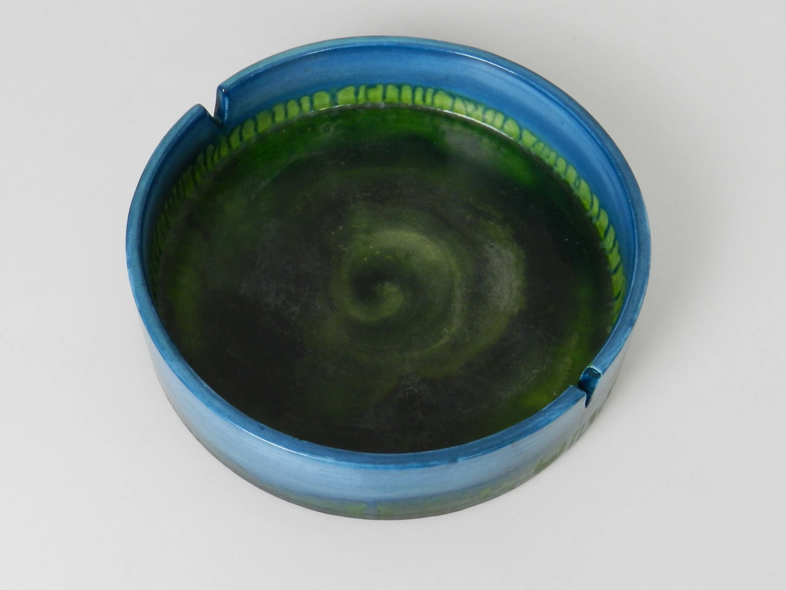 Large ceramic ashtray designed by Marcello Fantoni.  Italy, 1950s.