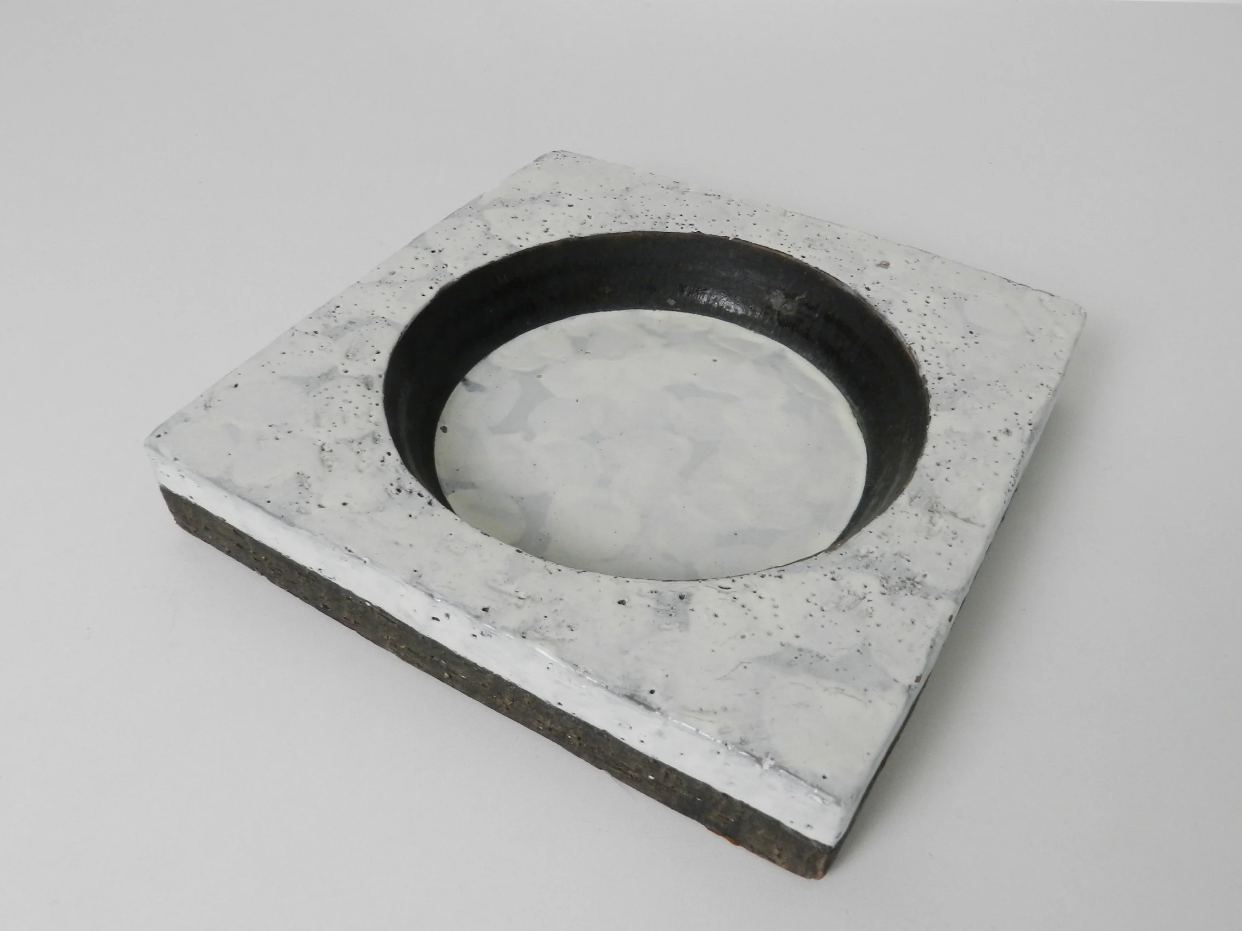 Ceramic shallow bowl designed by Aldo Londo for Bitossi.  Italy, 1960s.