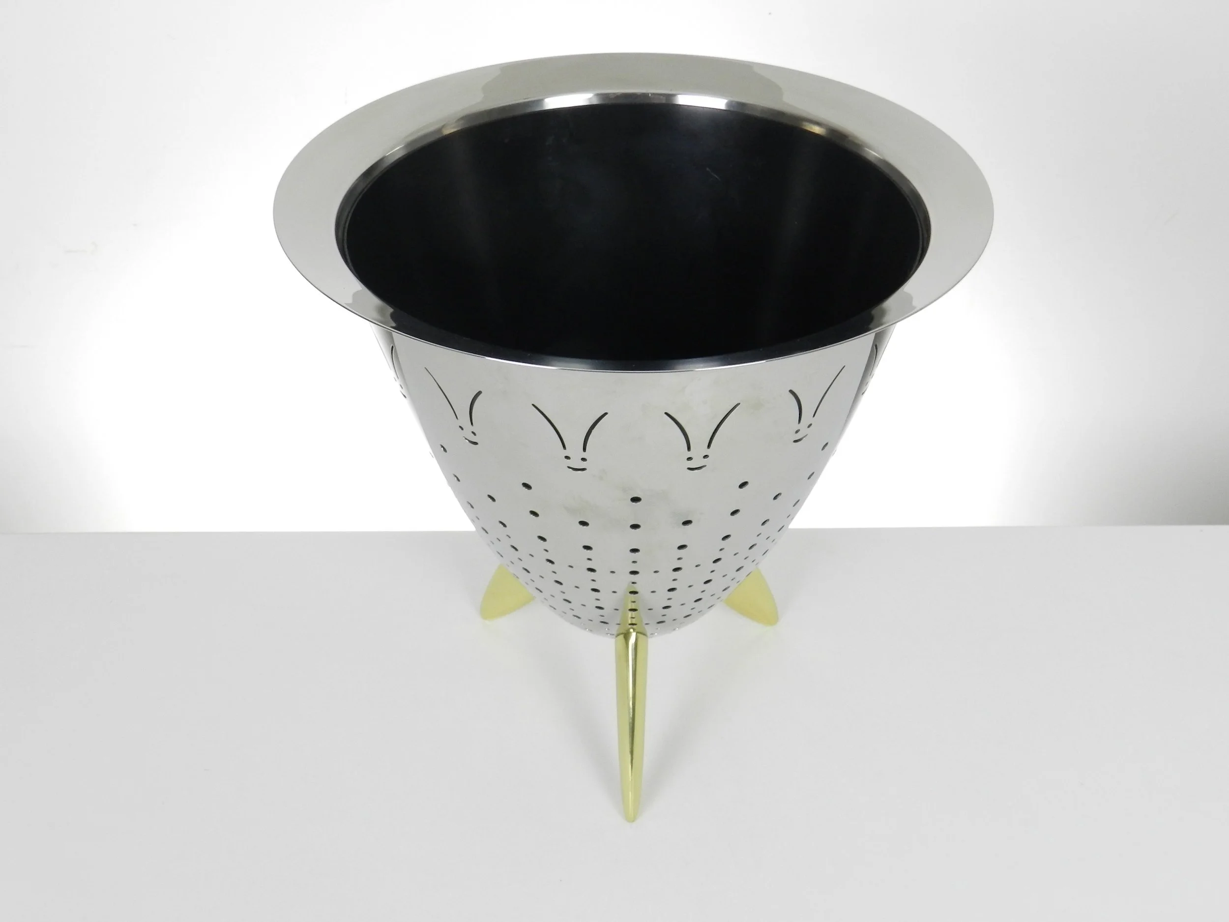 Stainless steel “ Max Le Chinois” colander designed by Philippe Starck for Alessi. Plastic liner included.  Italy, 1990s.