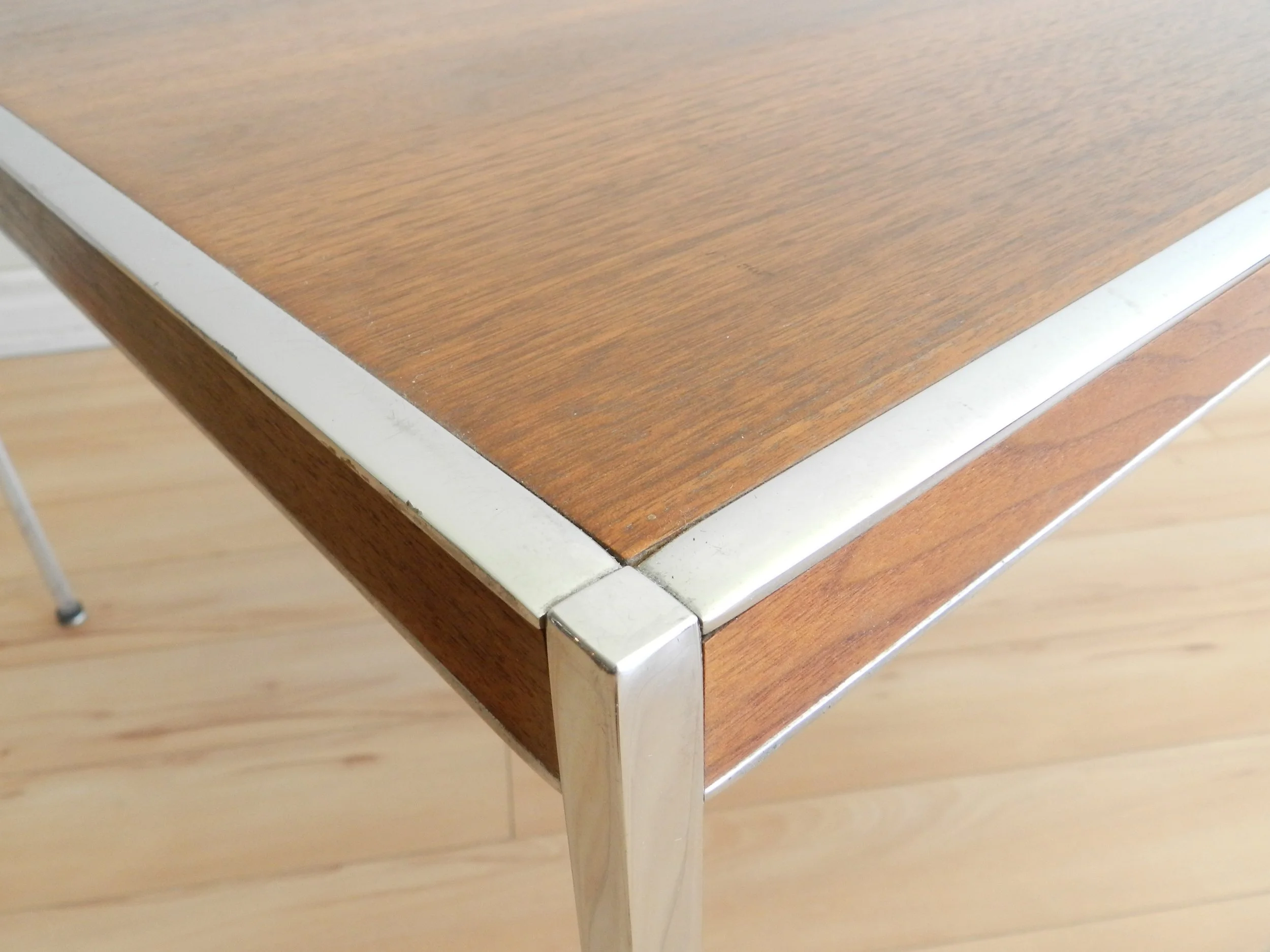 High quality mid century modern side table in chromed steel with walnut top. In the style of Paul McCobb.  Canada, 1960s.