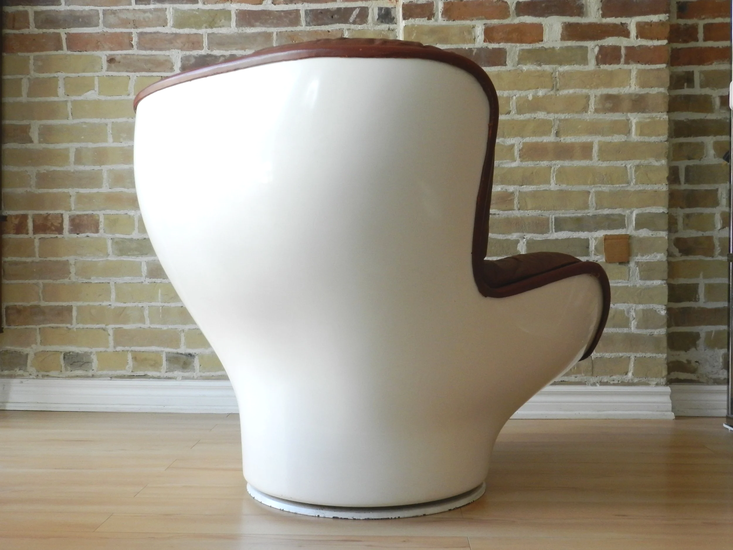 Karate swivel lounge chair in fiberglass designed by Michel Cadestin for Airborne. France, 1970s.