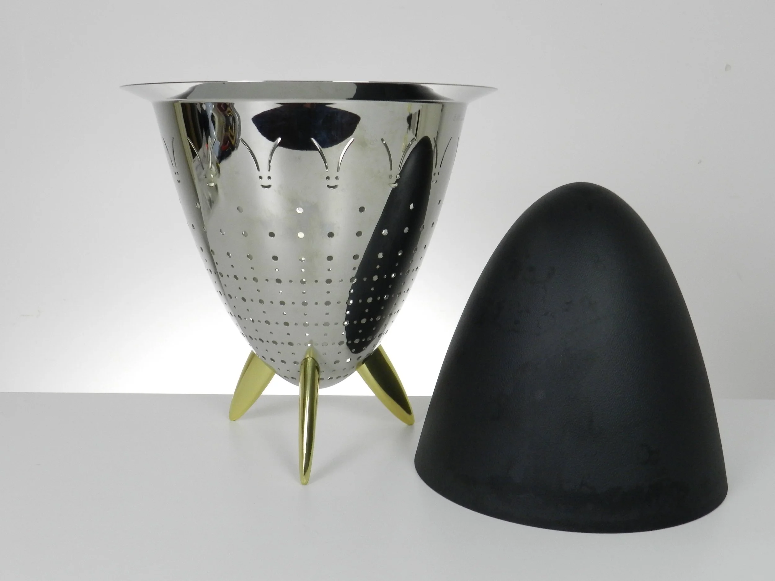 Stainless steel “ Max Le Chinois” colander designed by Philippe Starck for Alessi. Plastic liner included.  Italy, 1990s.