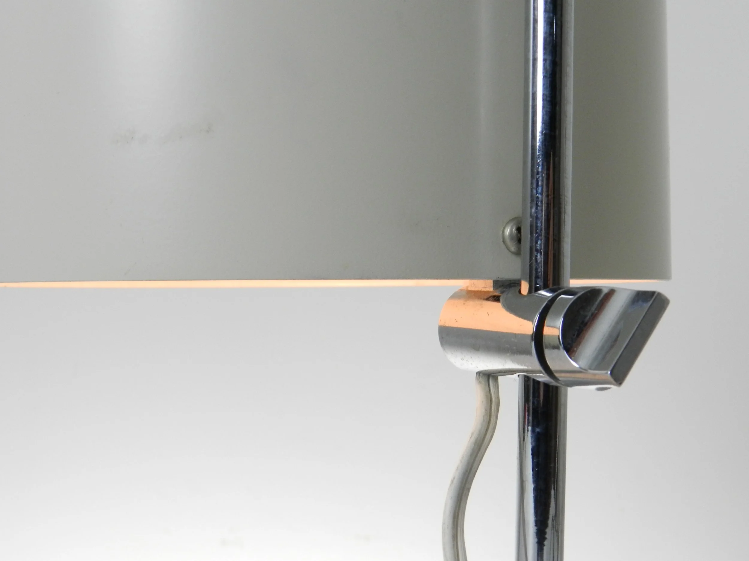 Adjustable ‘Cromado’ table lamp designed by Andre Ricard for Metalarte. Chromed steel and lacquered metal.  Spain, 1960s.