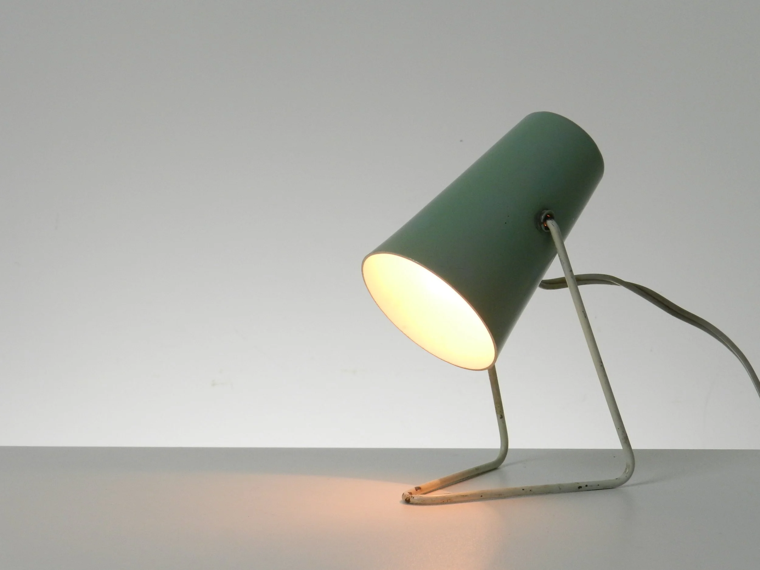 Compact mid century lamp in painted metal and aluminum. Can be used as a table or wall lamp.  Italy, 1950s.