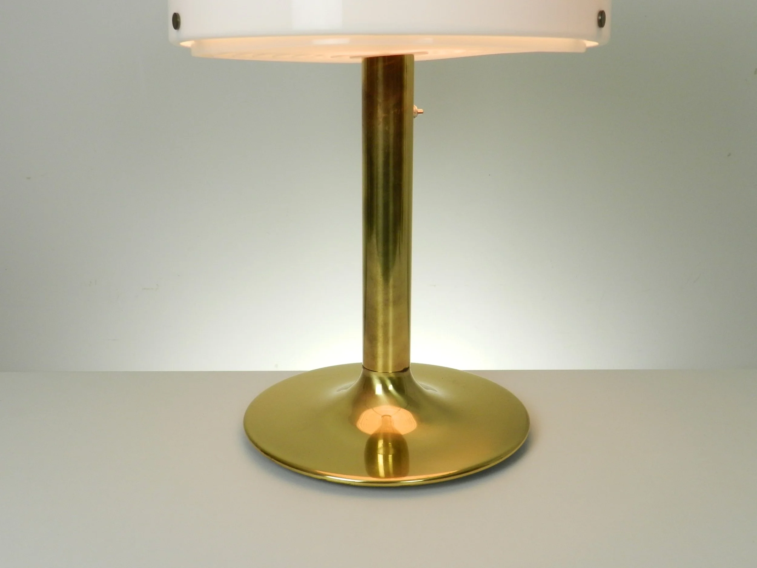 Modernist Knubbling table lamp in brass with plastic shade. Designed by Anders Pehrson for Atelje Lyktan.  Sweden, 1970s.
