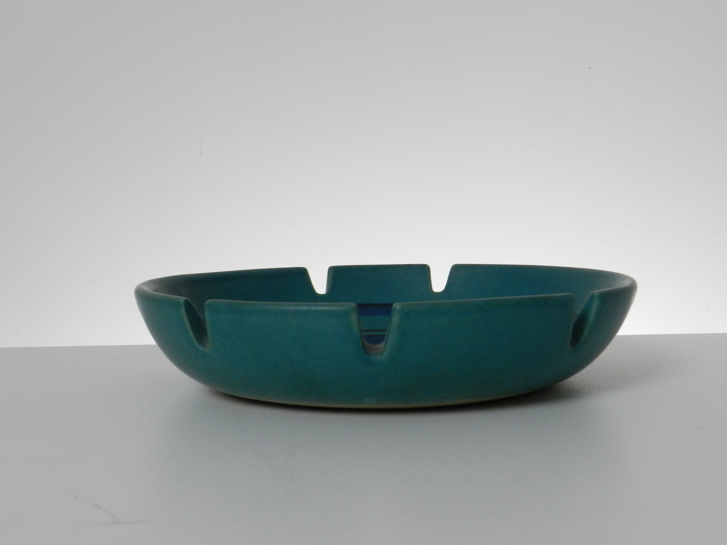 Ceramic “Gulfstream” ashtray designed by Fong Chow for Glidden.  USA, 1950s.