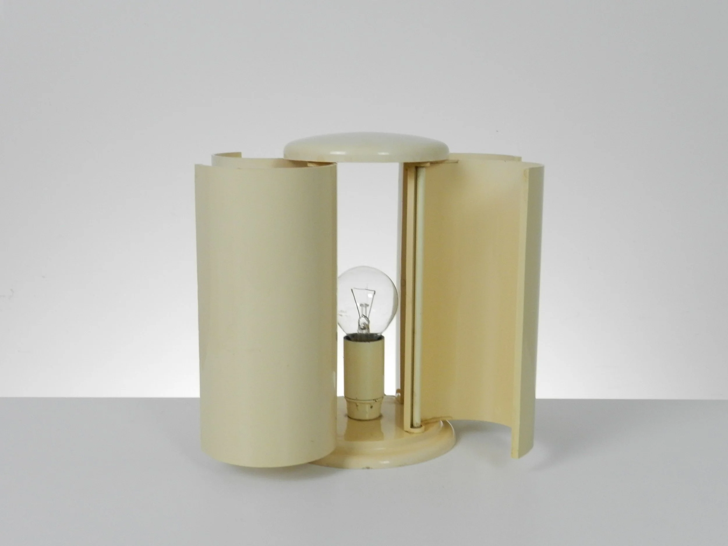 Plastic lamp with curved louvres designed by Studio D. A. for Lamperti.  Italy, 1970s.