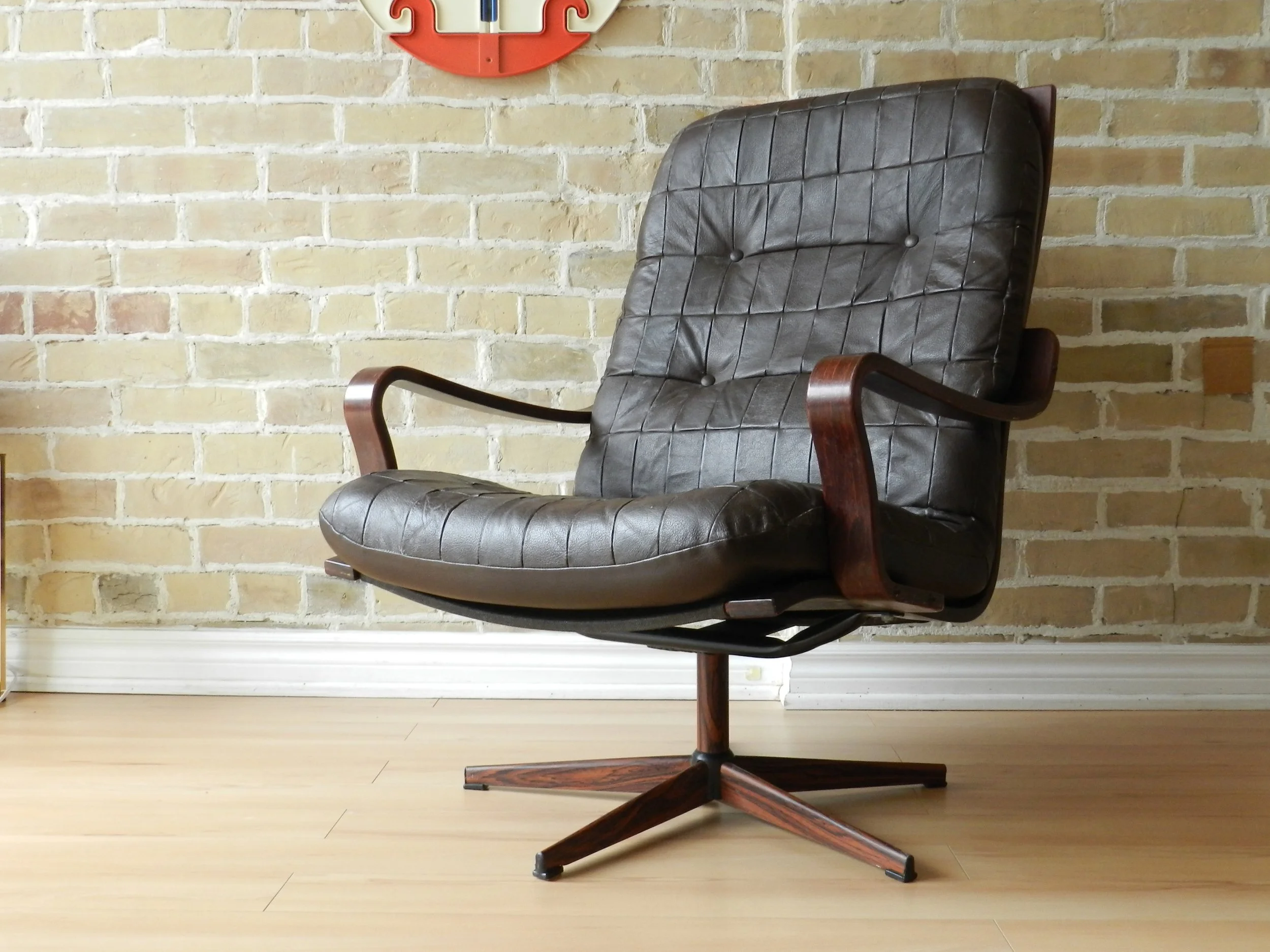 Pair of swivel lounge chair attributed to Westnofa. Bent plywood with leather upholstery on steel bases.  Norway, 1970s.