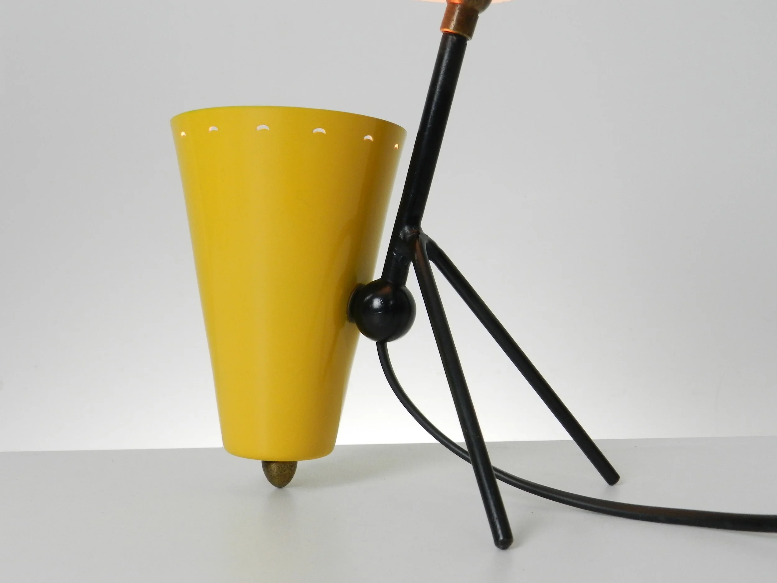 Compact mid century modern reflector lamp in enameled metal. Probably originates from Italy or France. Can be used as a table or wall lamp.  Circa 1950s.