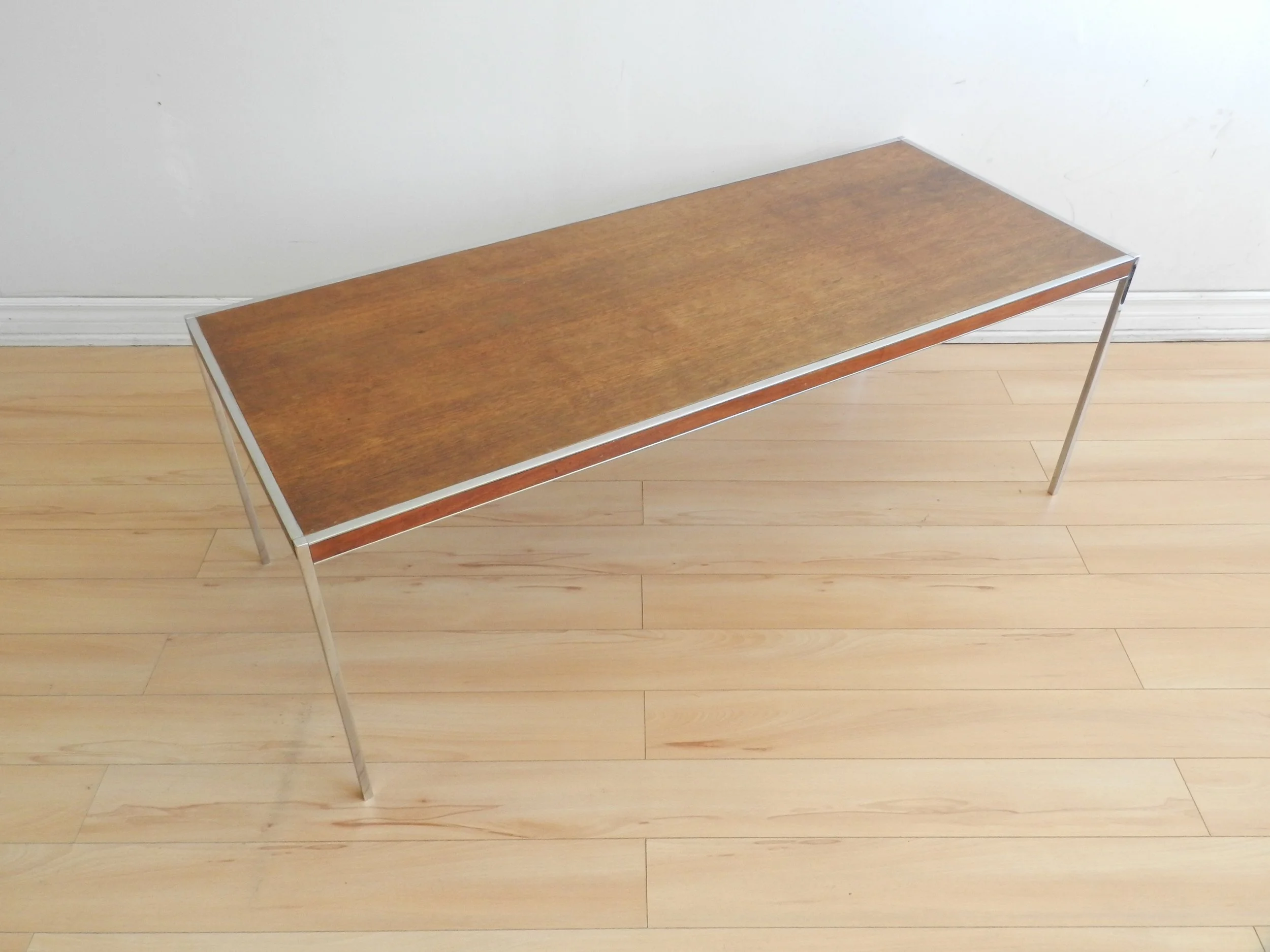 High quality mid century modern coffee table in chromed steel with walnut top. In the style of Paul McCobb.  Canada, 1960s.