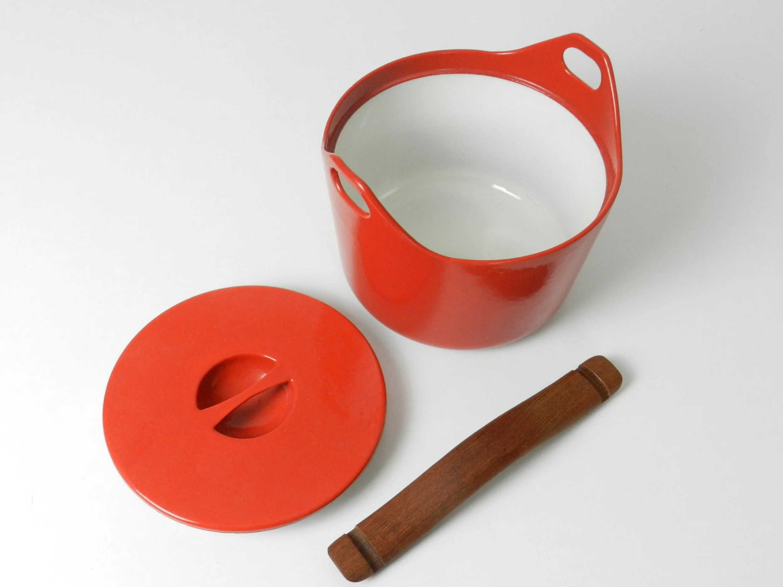 Enameled cast iron pot with lid and removable teak handle designed by Timo Sarpenava for Rosenlew. Oven or stovetop.  Finland, 1960s.