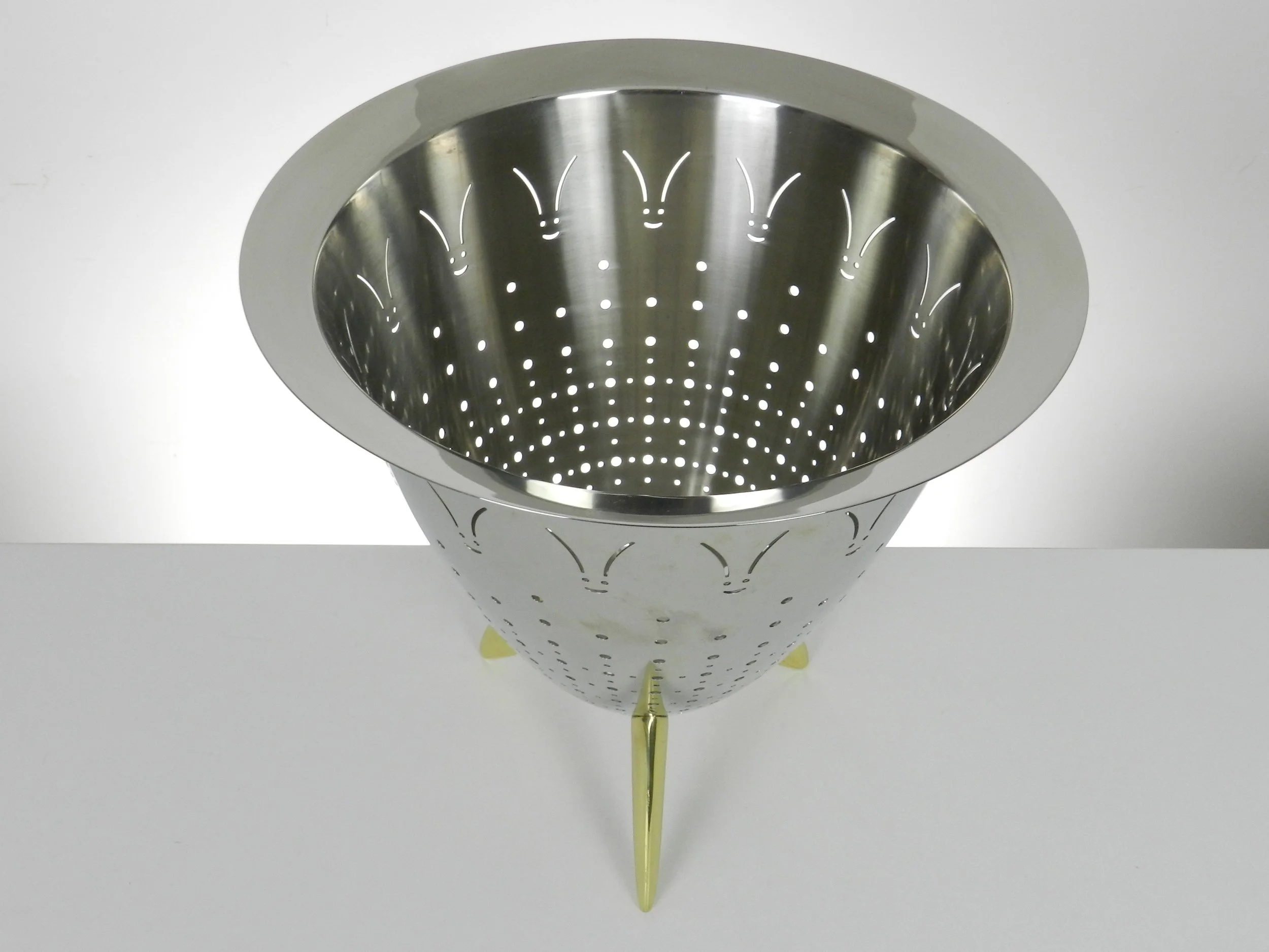 Stainless steel “ Max Le Chinois” colander designed by Philippe Starck for Alessi. Plastic liner included.  Italy, 1990s.