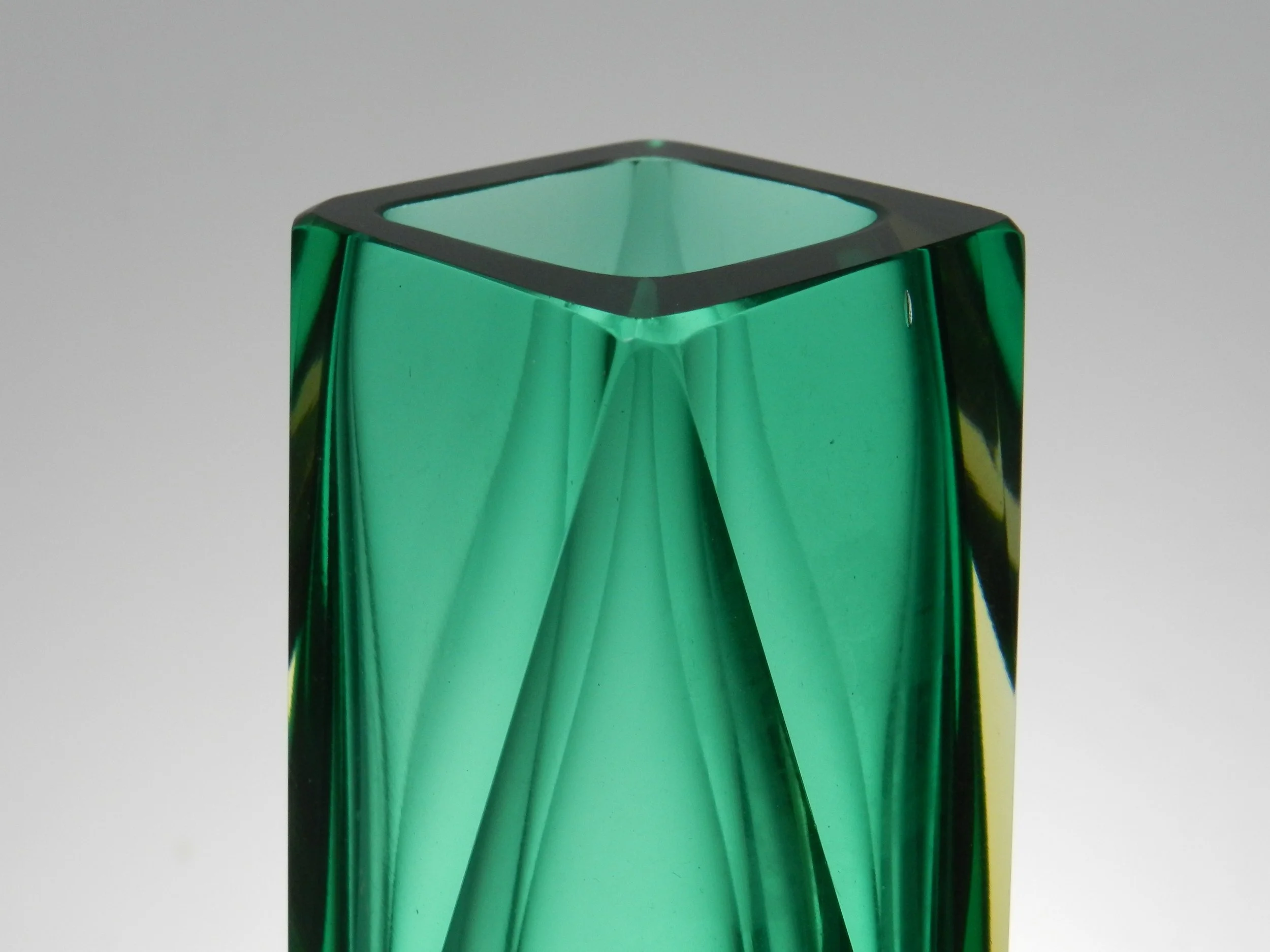 Murano glass Sommerso vase designed by Alessandro Mandruzzato.  Italy, 1970s.