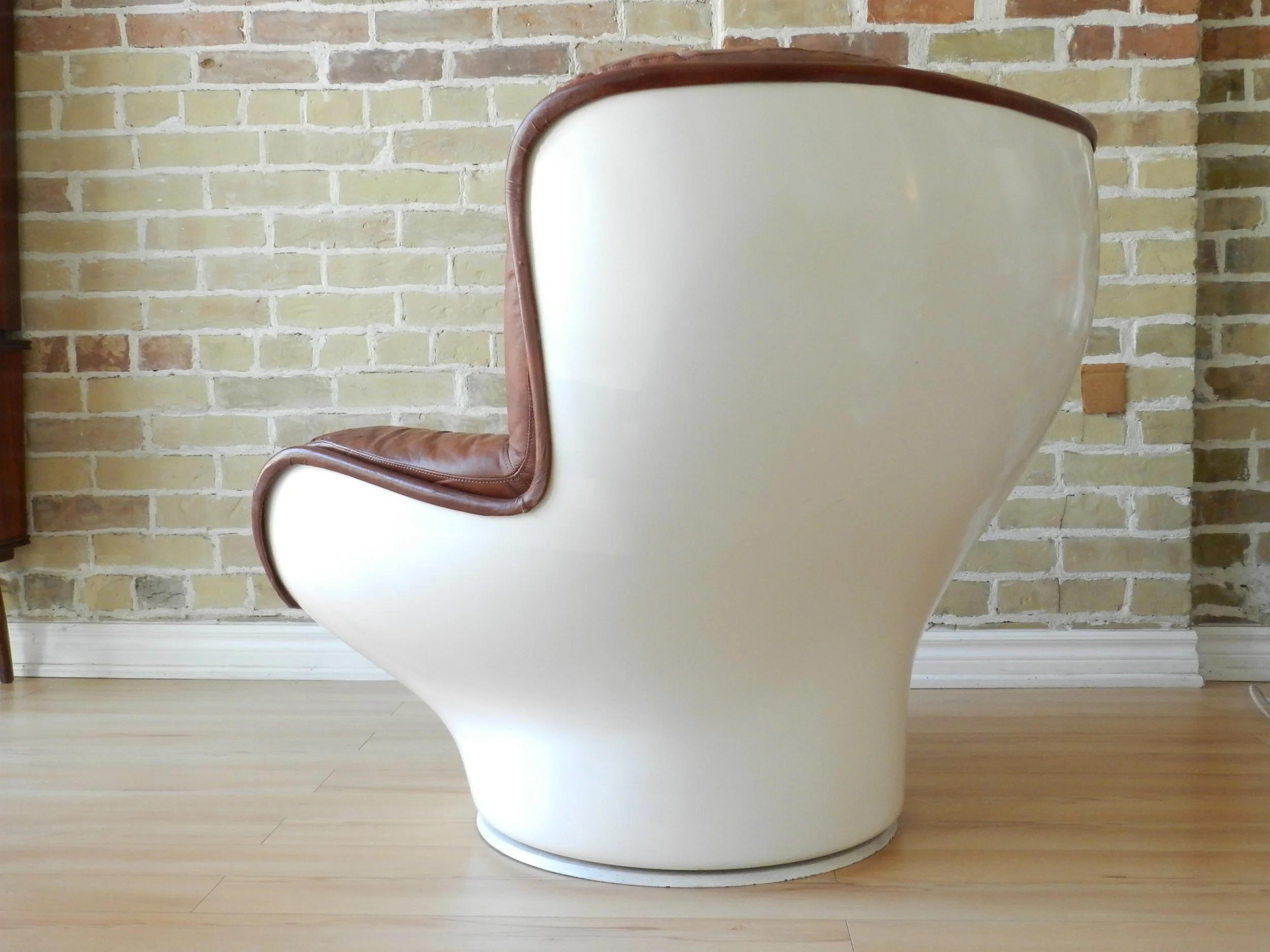 Karate swivel lounge chair in fiberglass designed by Michel Cadestin for Airborne.  France, 1970s.