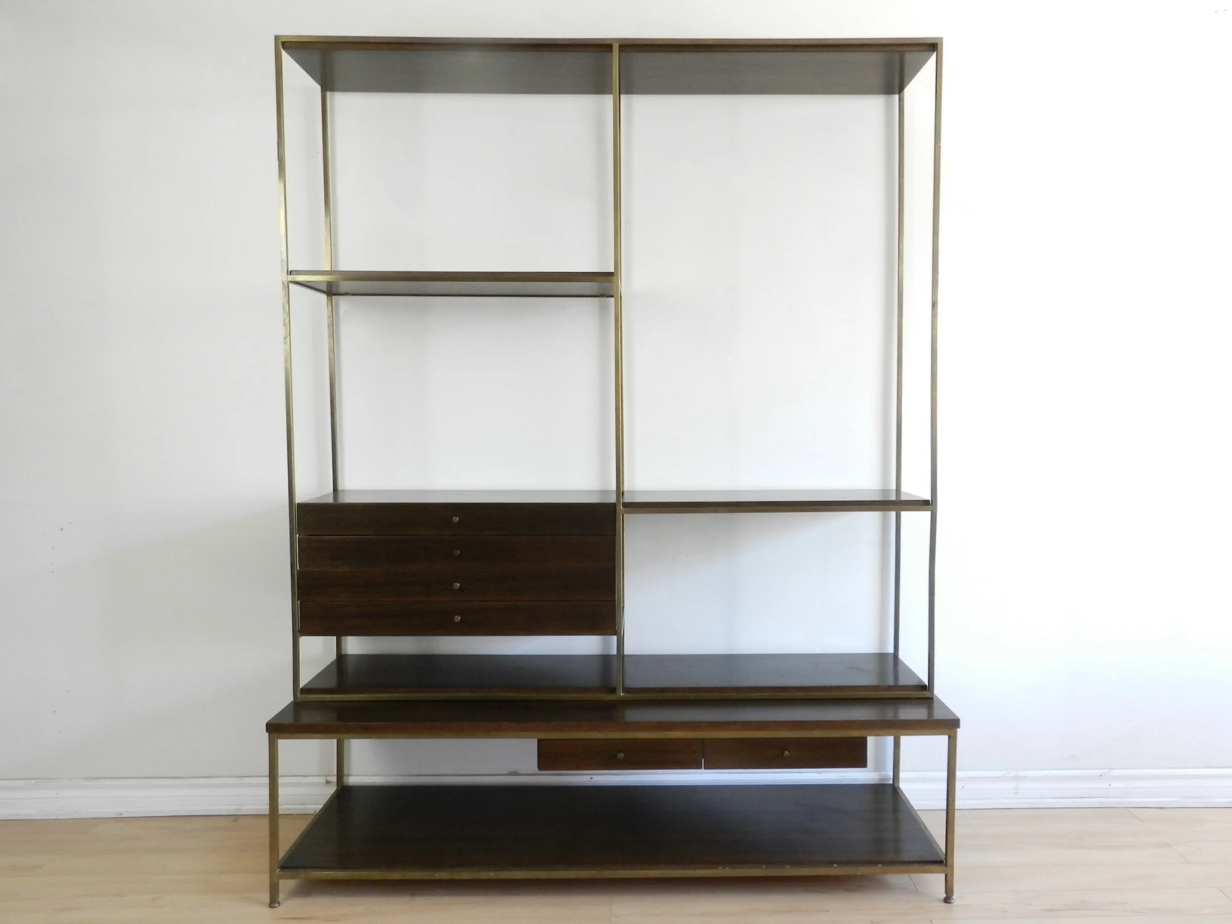 Mid century modern “The Irwin Collection” wall unit in mahogany and brass designed by Paul McCobb for Calvin. USA, 1950s.
