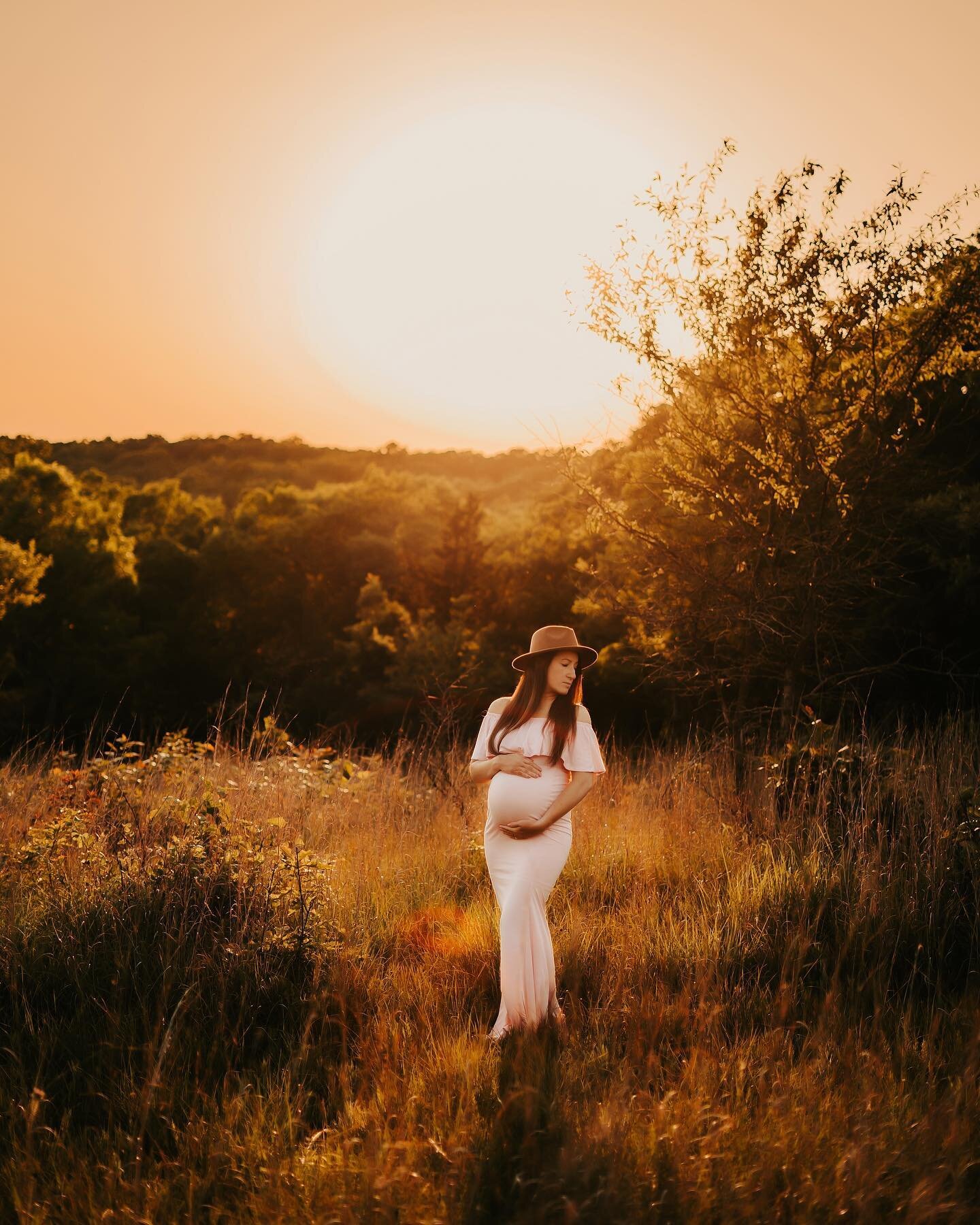 Just got back from a full weekend of baseball and preparing to completely overwhelm my feed with alllllll the gorgeous summer sessions ☀️ I mean look at this family!!! Kara is absolutely ✨glowing✨