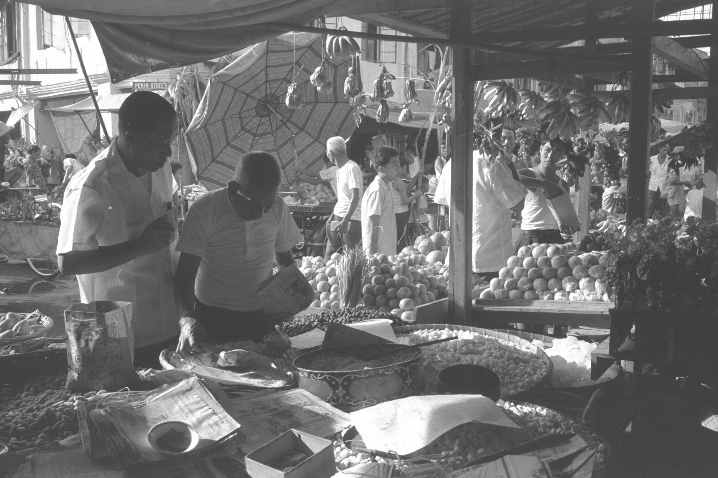 Hawker sellers at a day market in Singapore’s Chinatown district, 1962.