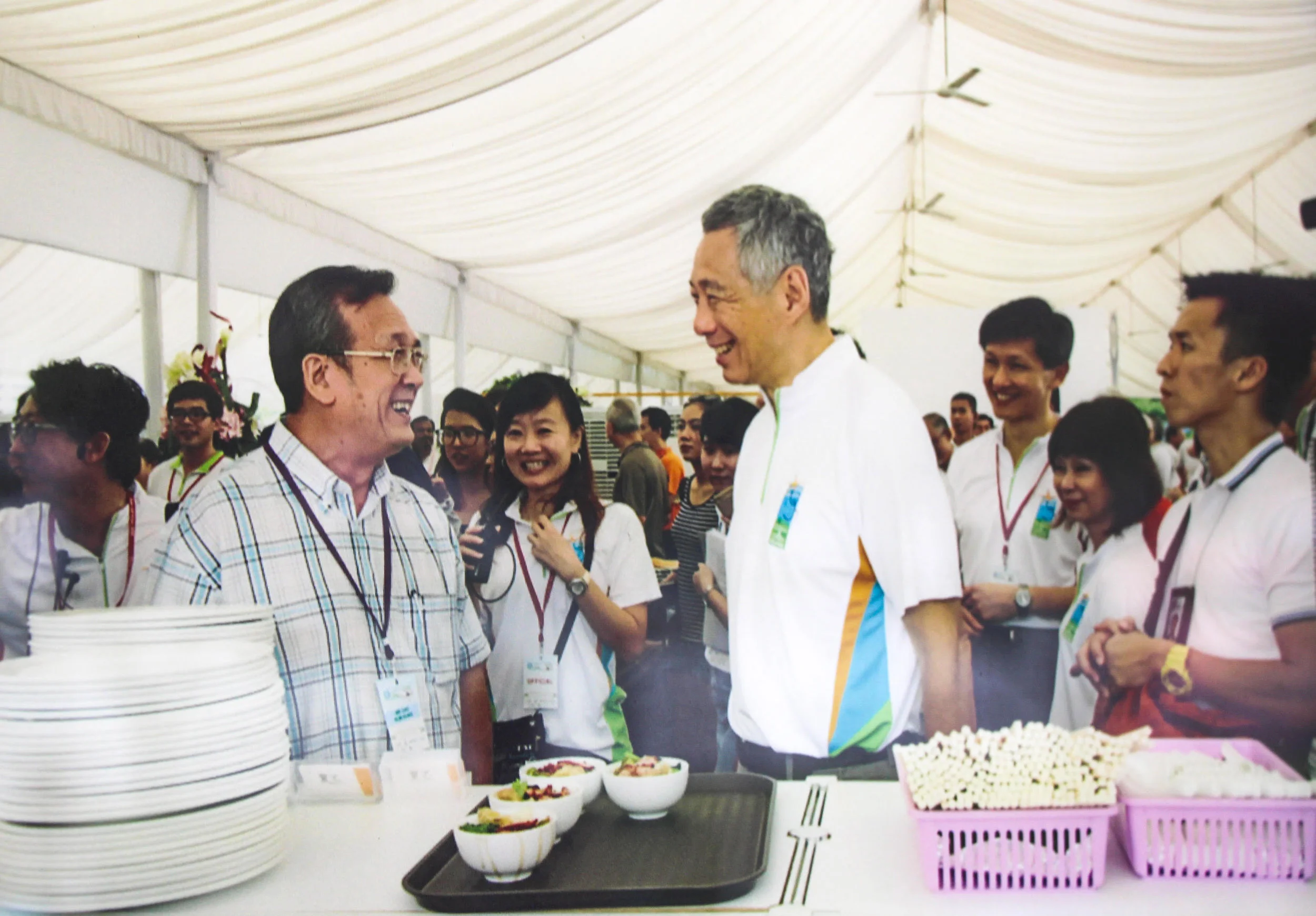 Cho Kum Kong serving Cho Noodles to Singapore’s current Prime Minister, Lee Hsien Loong, at a food fair.