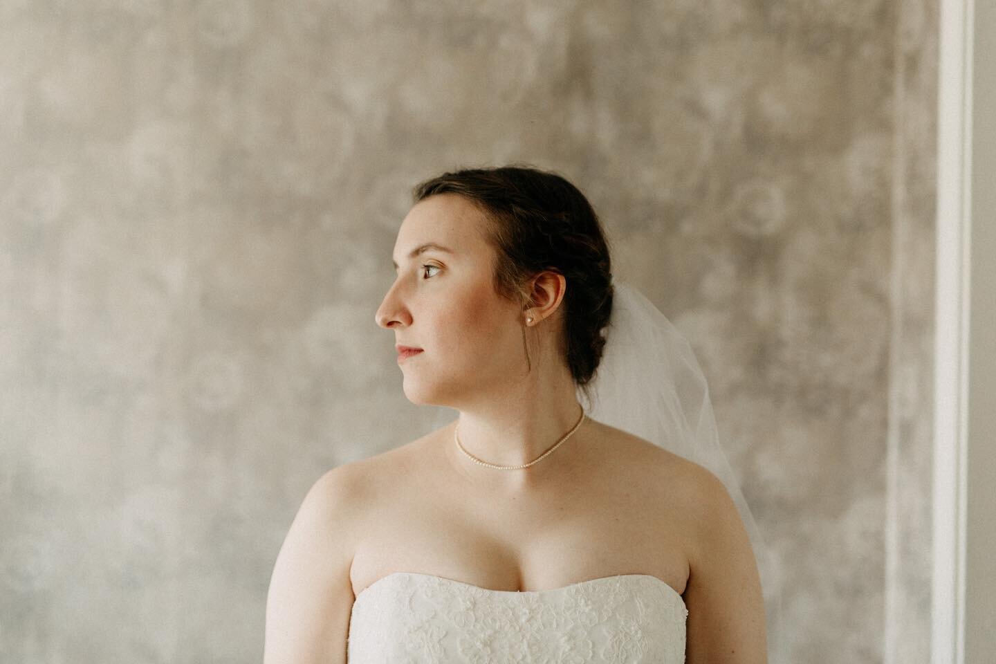 Elli was so smiley and giddy on her wedding day (don&rsquo;t be fooled by this photo) and it was PRECIOUS. Actual proof of her joyful countenance to come later 👀