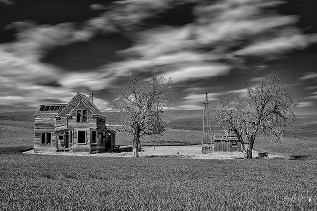 Charles E Nelson House Near Dufur, Oregon.  One of the most photographed buildings in Oregon.  For a very detailed history of this beautiful property please click on the link below.
https://www.flickr.com/photos/dmichaelschmidt/40946400934/in/photost