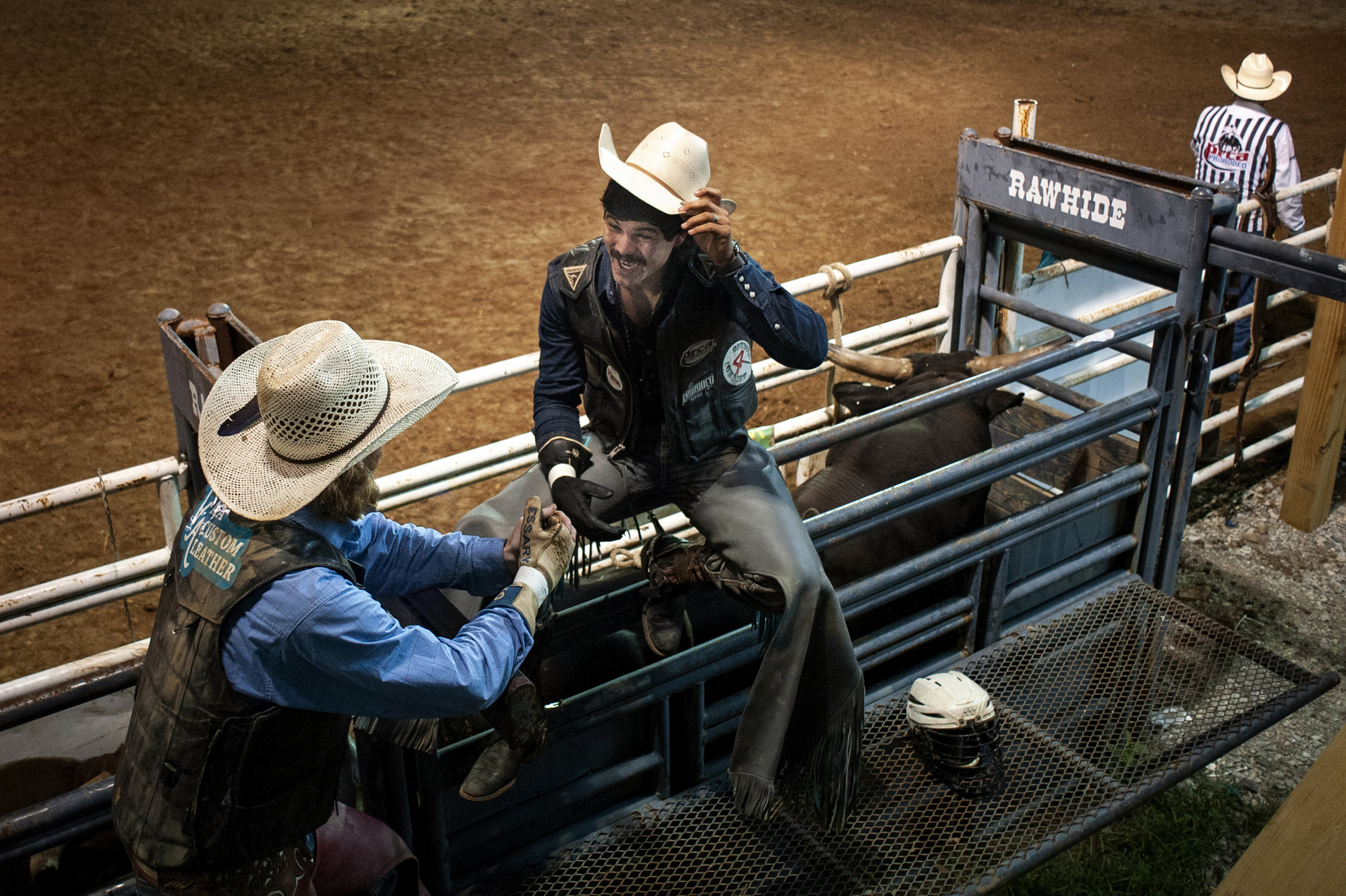  Mincey, right, chats with Essary before their bull rides. 