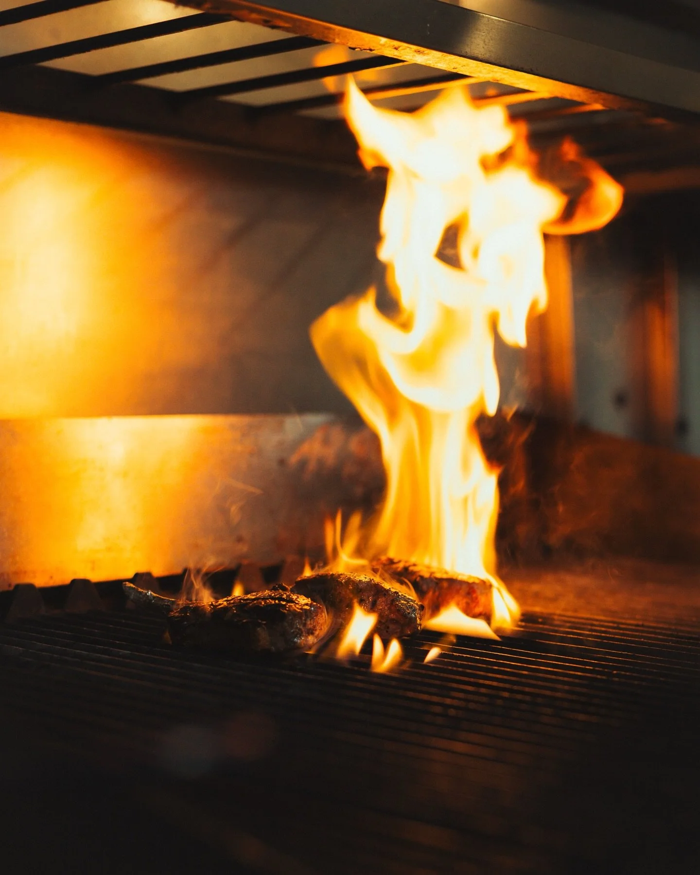 Lamb cutlets, straight from the grill 🔥🇮🇹

Smoky, tender, and full of flavour.

Bath - would you order these?

📍Amarone, Bath

#Bath
#BathFood
#BathRestaurants
#GrilledLamb
#ItalianFood